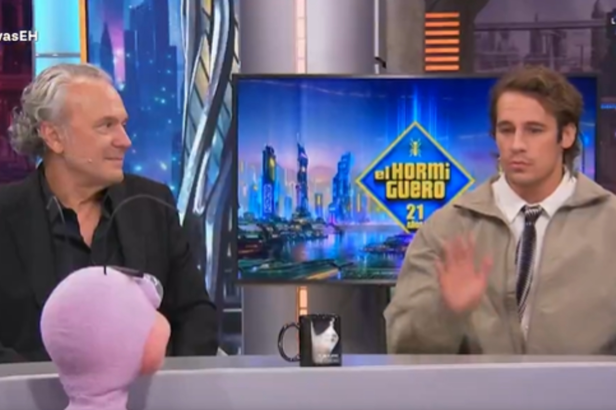 La inesperada lección de cortesía de Martiño Rivas y José Coronado sobre un gesto que muchos siguen haciendo mal: “No se les besa la mano”