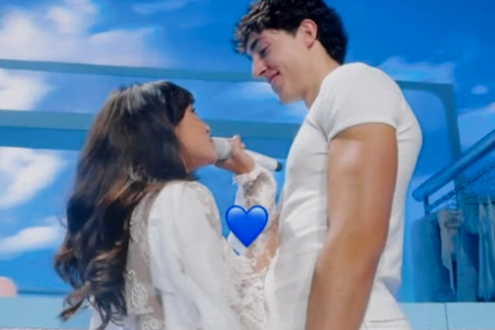 Aitana sorprende a sus fans subiendo a Plex al escenario en su último concierto de Madrid: "Parece que me caso..."