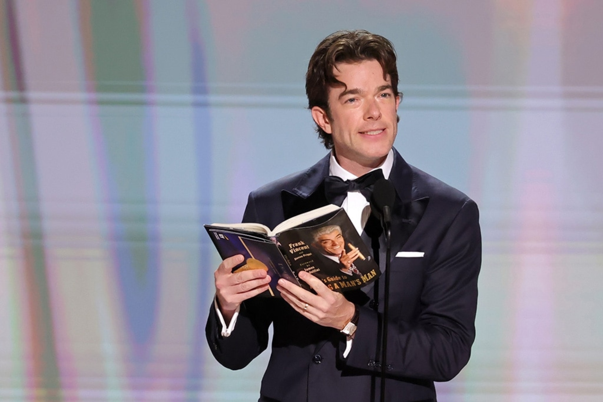 La broma de 'mal gusto' de Mulaney en los Premios Emmy 2026 que se tapó con un pitido en televisión y que sale a luz