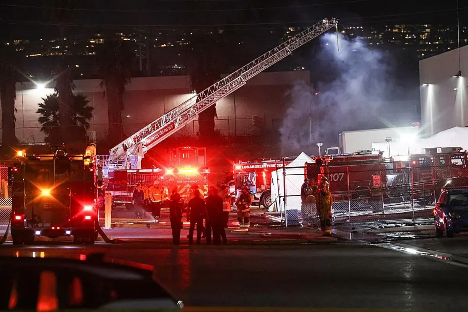 Al menos tres fallecidos al estrellarse un helicóptero de NBC en Los Ángeles mientras cubría otro accidente