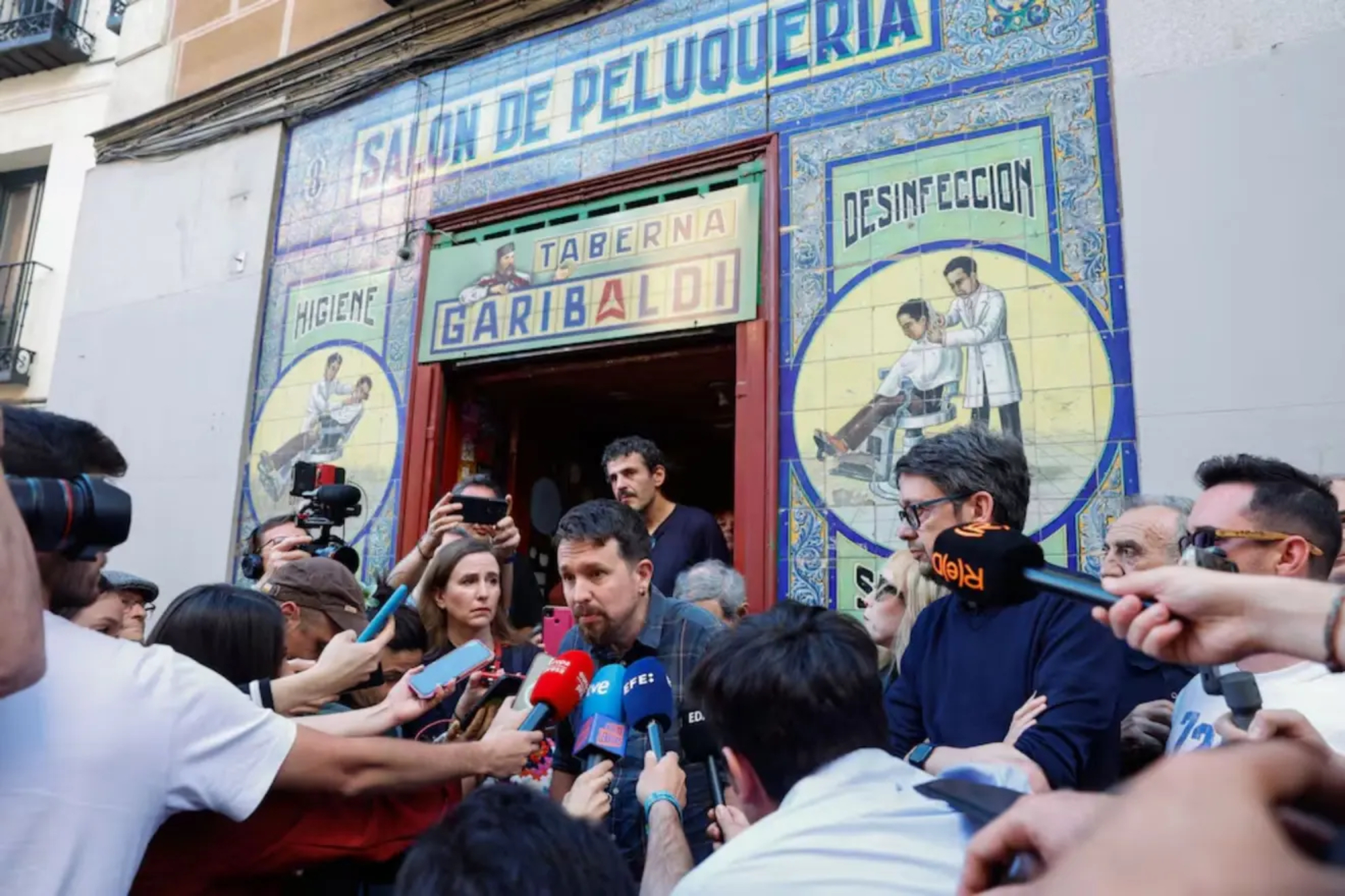 Dos jóvenes acuden a la Taberna Garibaldi, de Pablo Iglesias, y dejan esta contundente reacción: “Lo revolucionario es cobrarte 14 euros por una tapa”