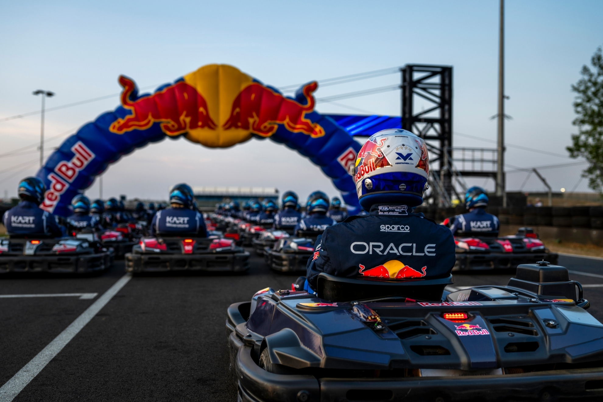 Fenómeno Verstappen: sale último y bate a 100 karts... ¡en 13 vueltas!