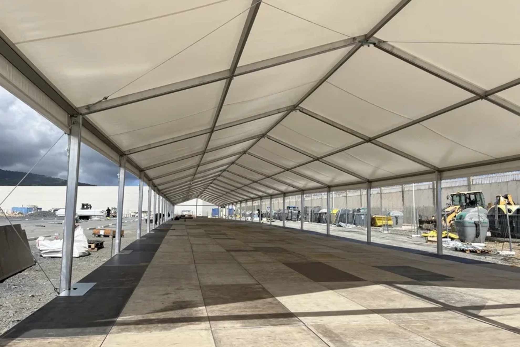 La Audiencia Nacional impide provisionalmente efectuar la construcción del campamento para acoger a migrantes en el Puerto de Ceuta