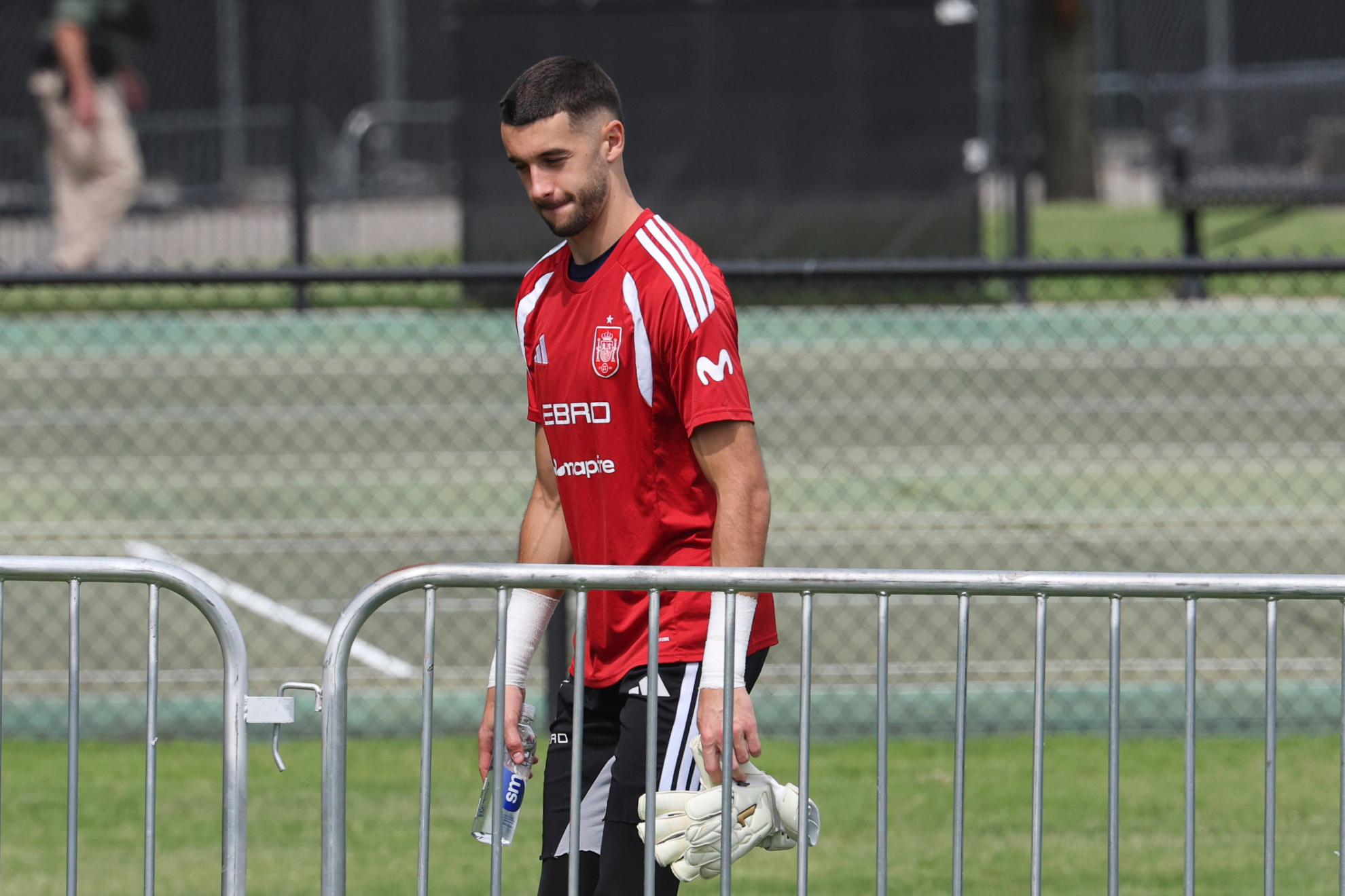 Pesimismo en la selección con Joan García y puerta abierta a Leo Román
