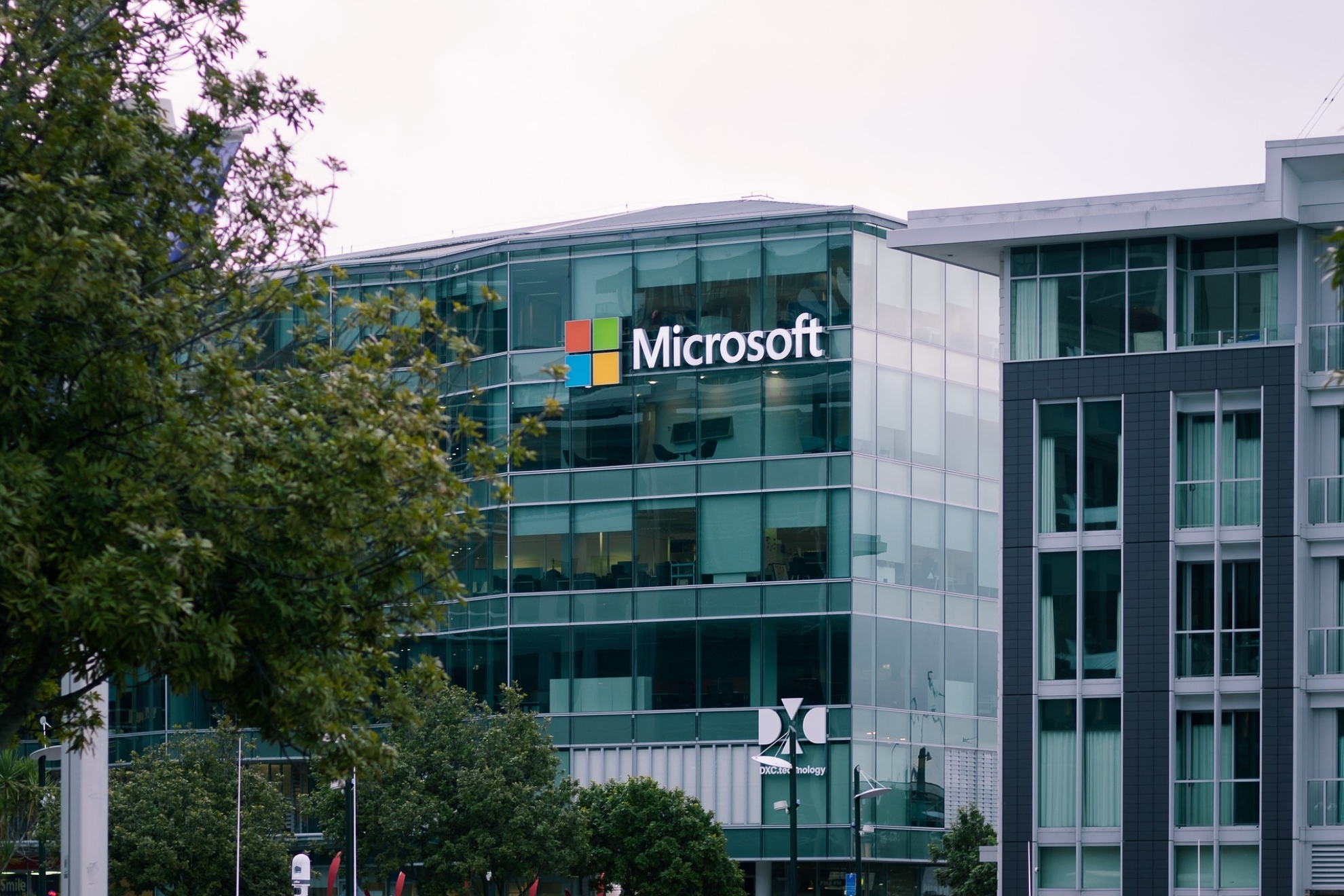 El responsable de la IA en Microsoft lanza un serio aviso: si esta tecnología se usa sin control podría darse una nueva "especie no humana"