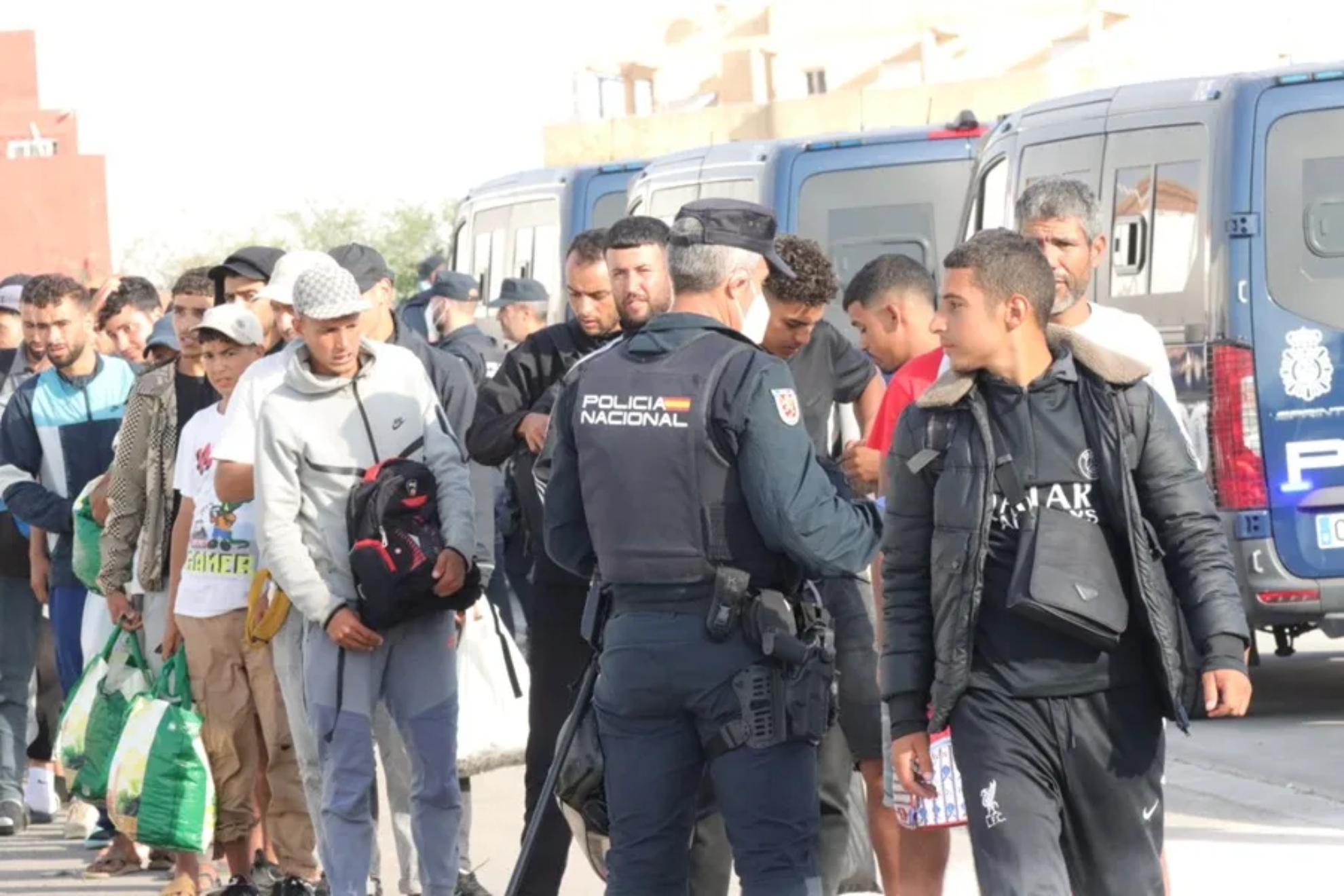 La Policía comienza a trasladar a los migrantes de las playas de Ceuta al nuevo campamento del puerto