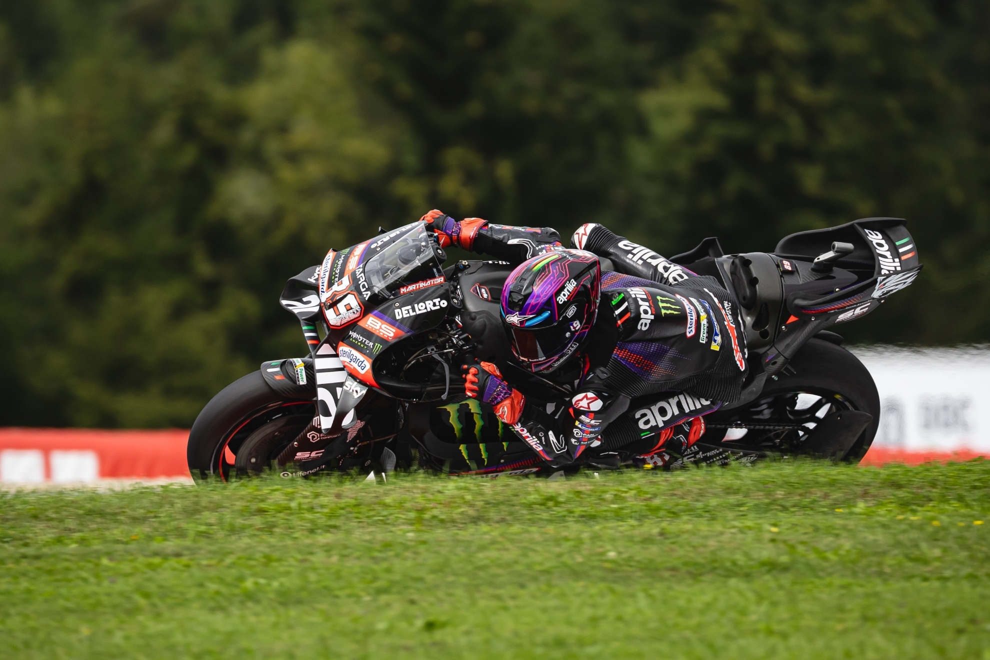 Jorge Martín gana tras un pique con Marc Márquez y una caída de Acosta