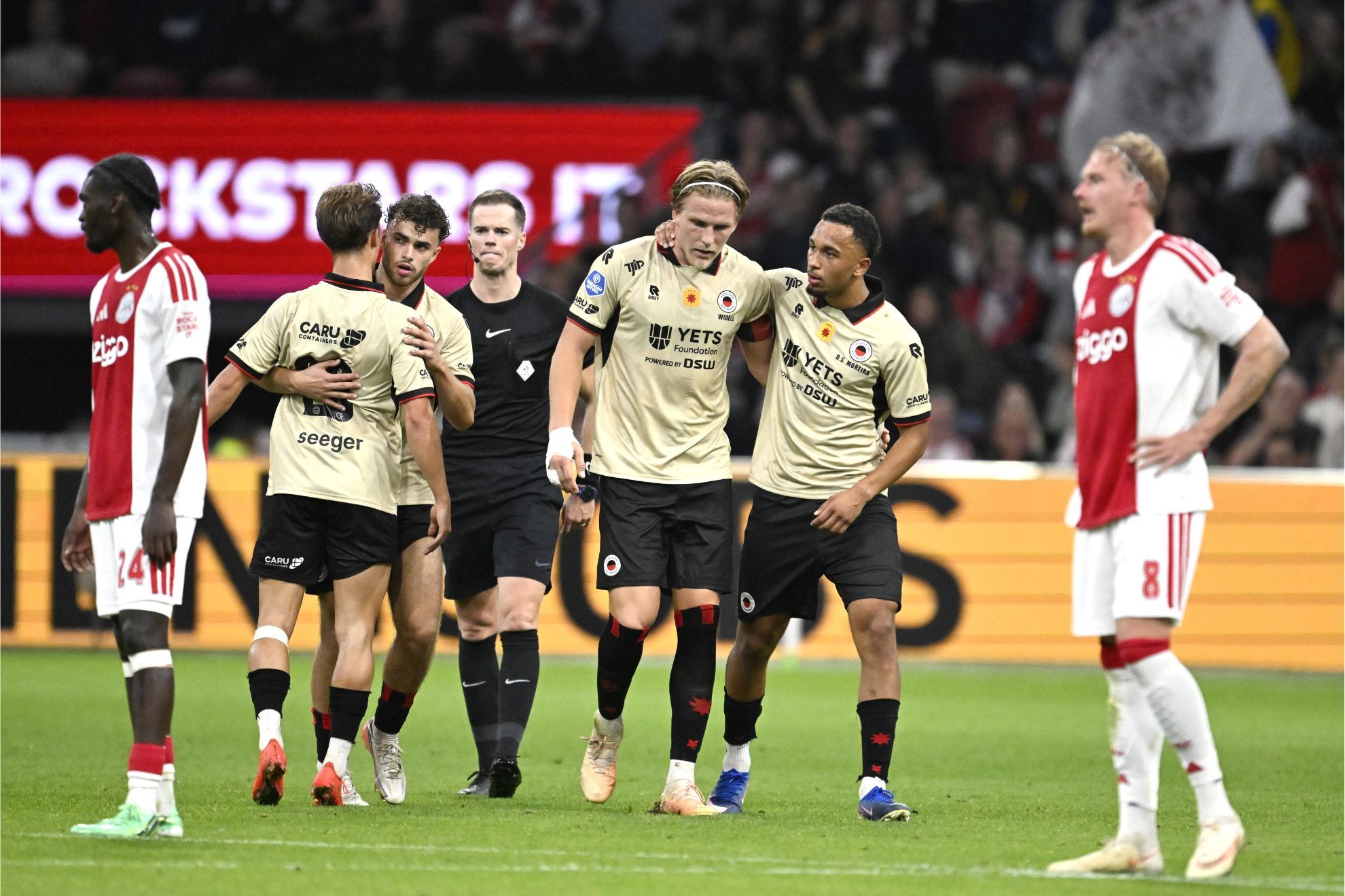 El Ajax de Míchel no coge vuelo