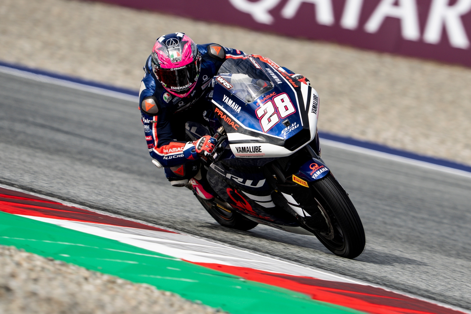 Izan Guevara gana para recortar a Manu González en Moto2