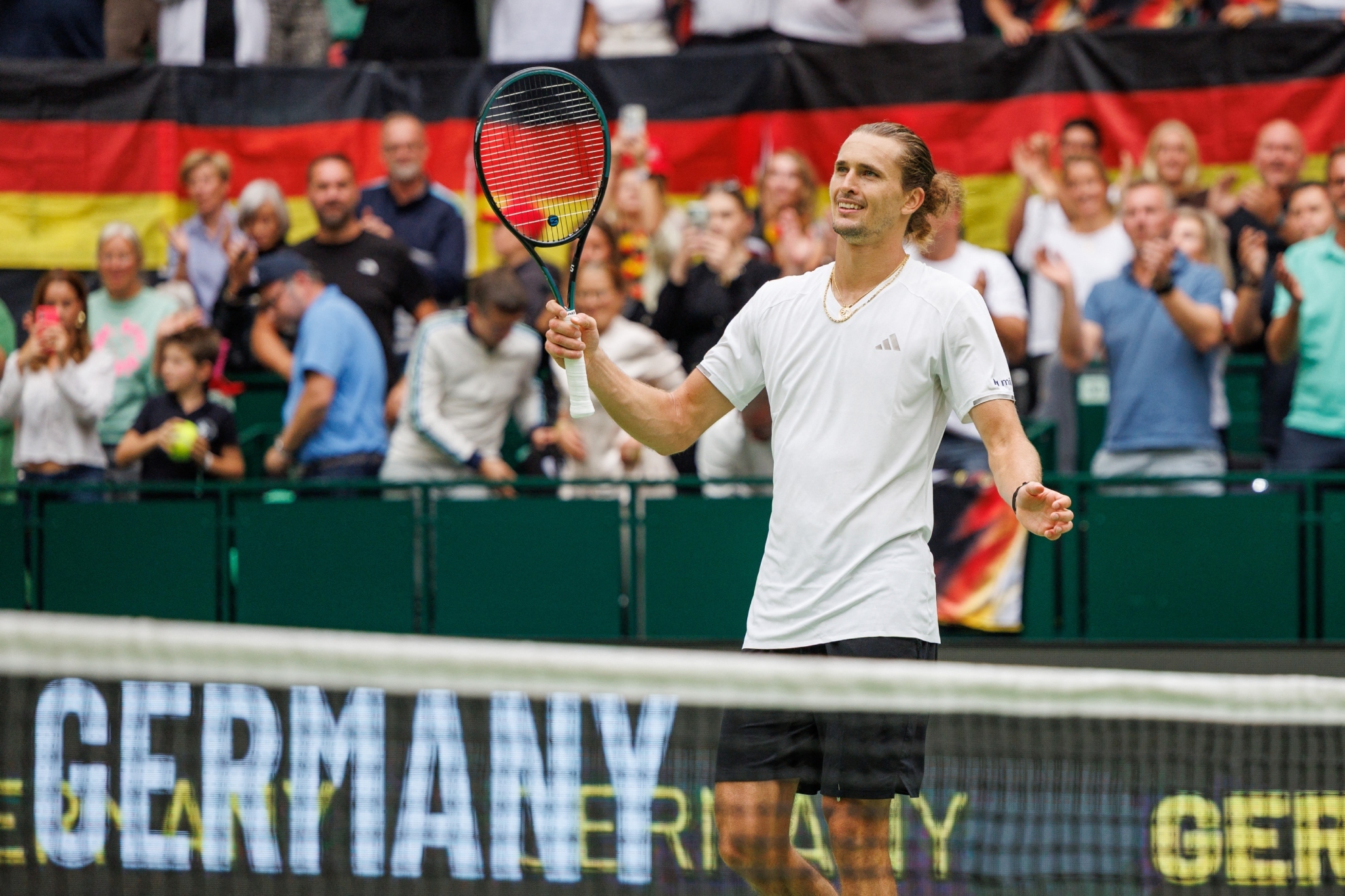 Zverev y un buen dobles le valen a Alemania para lucha por el título