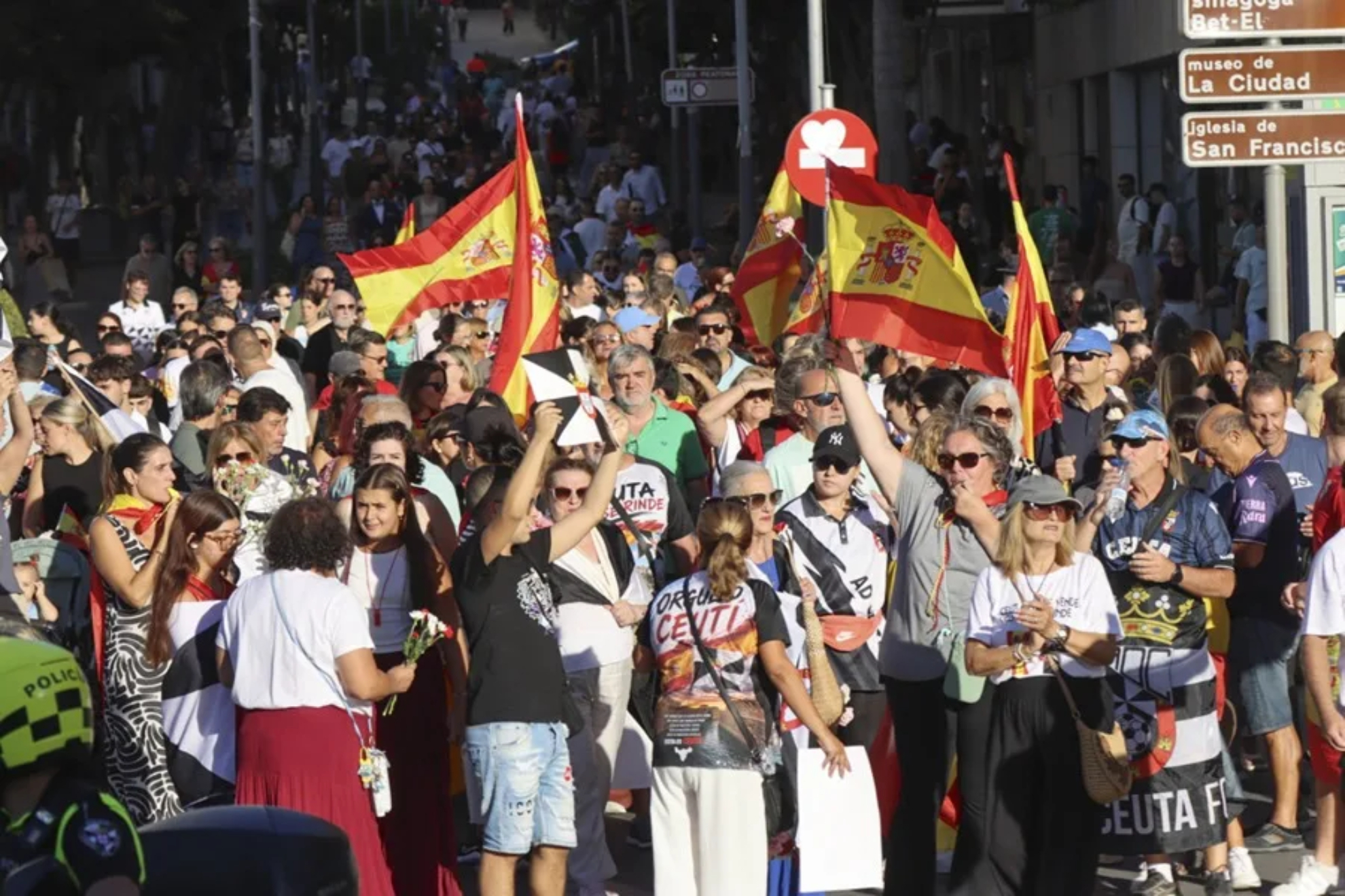 Cientos de ceutíes marchan hacia El Tarajal para reivindicar la españolidad de Ceuta