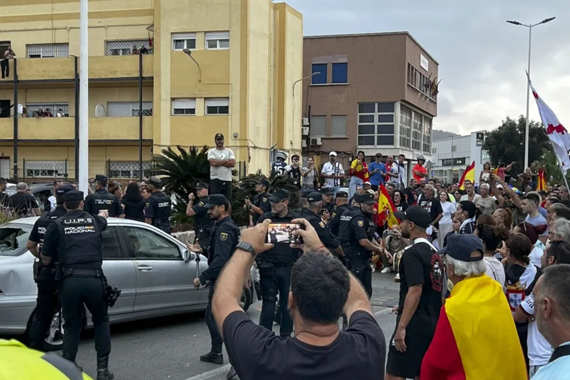 Un grupo de vecinos destroza el coche de una diputada de Ceuta Ya! durante una protesta: “Sentí que no salía de ahí”