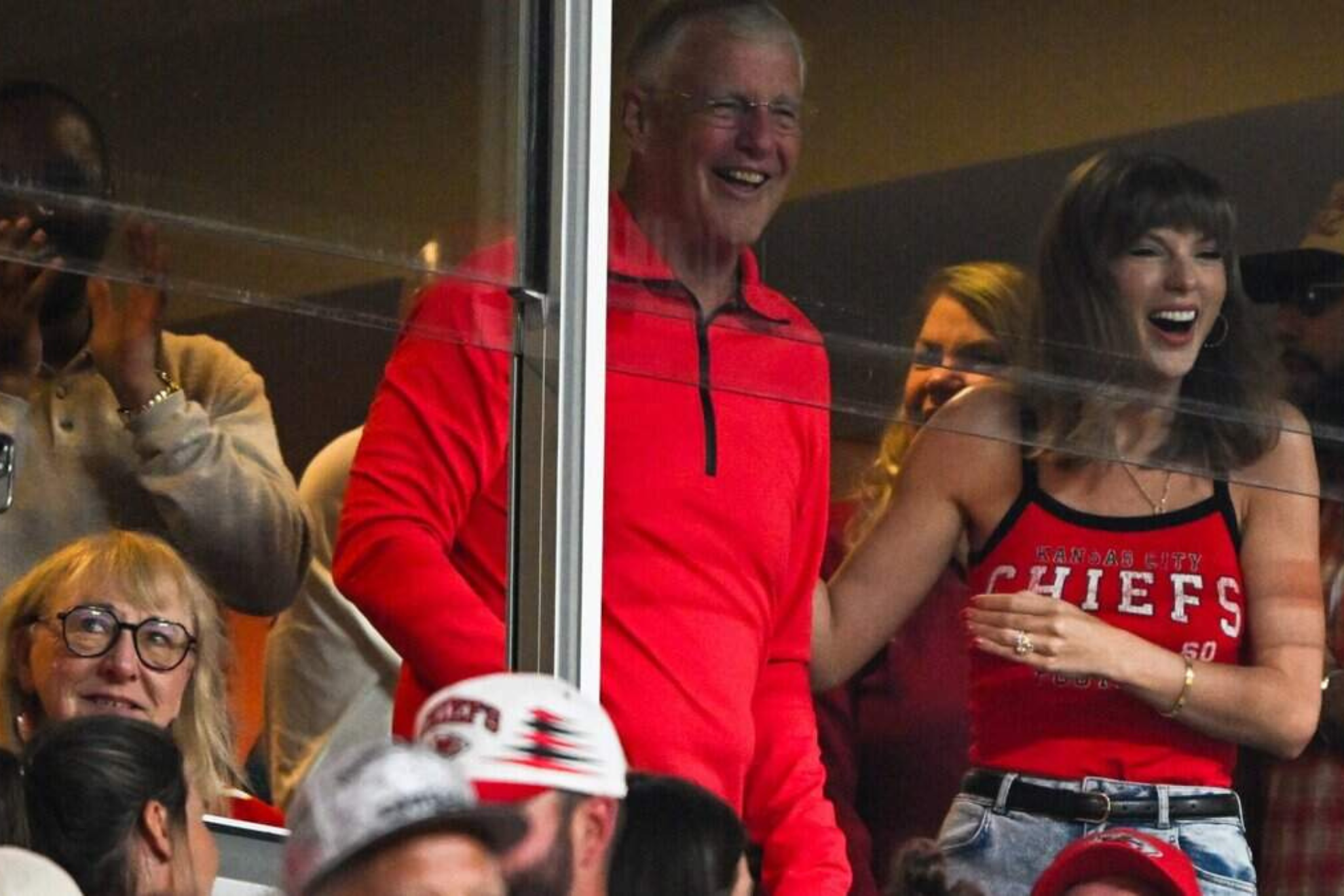 Taylor Swift se señala en anillo de casada después del primer touchdown de la temporada para Travis Kelce