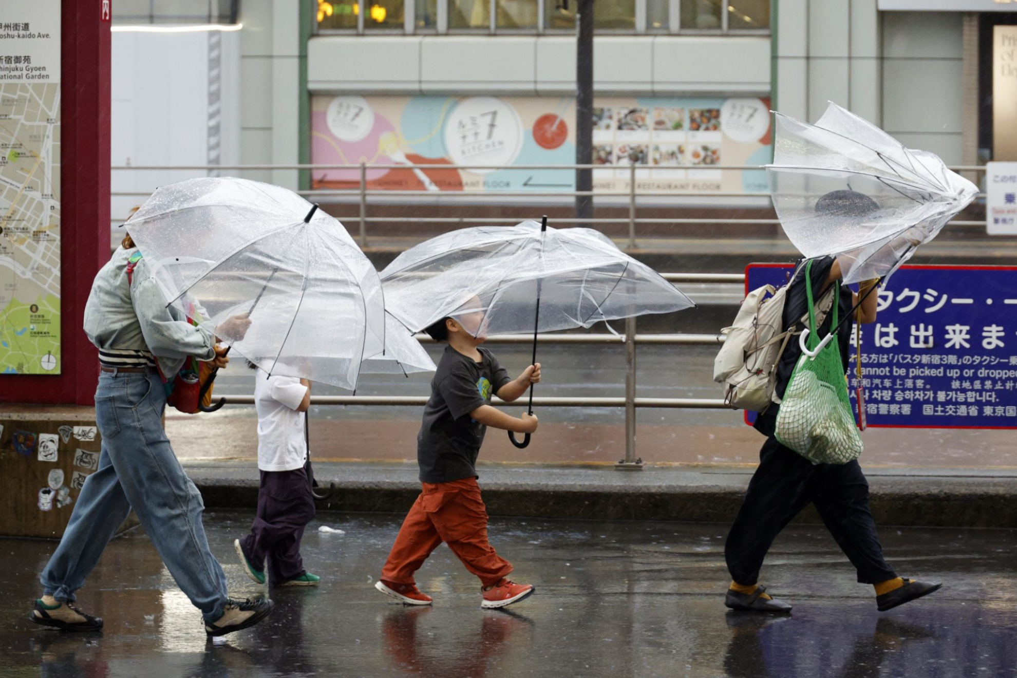 El tifón Dujuan obliga a evacuar a 1,9 millones de personas en Japón
