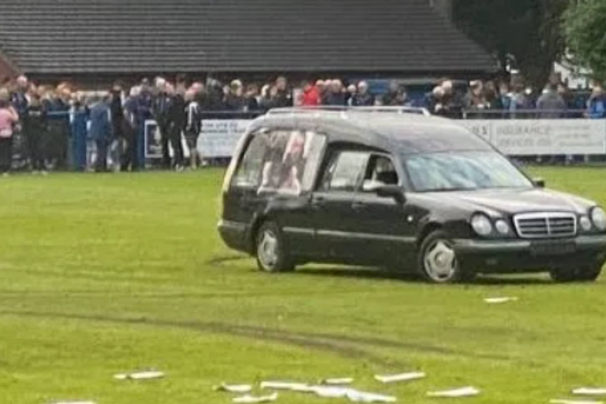 Resuelven el misterio del coche fúnebre que provocó la suspensión de un partido de fútbol