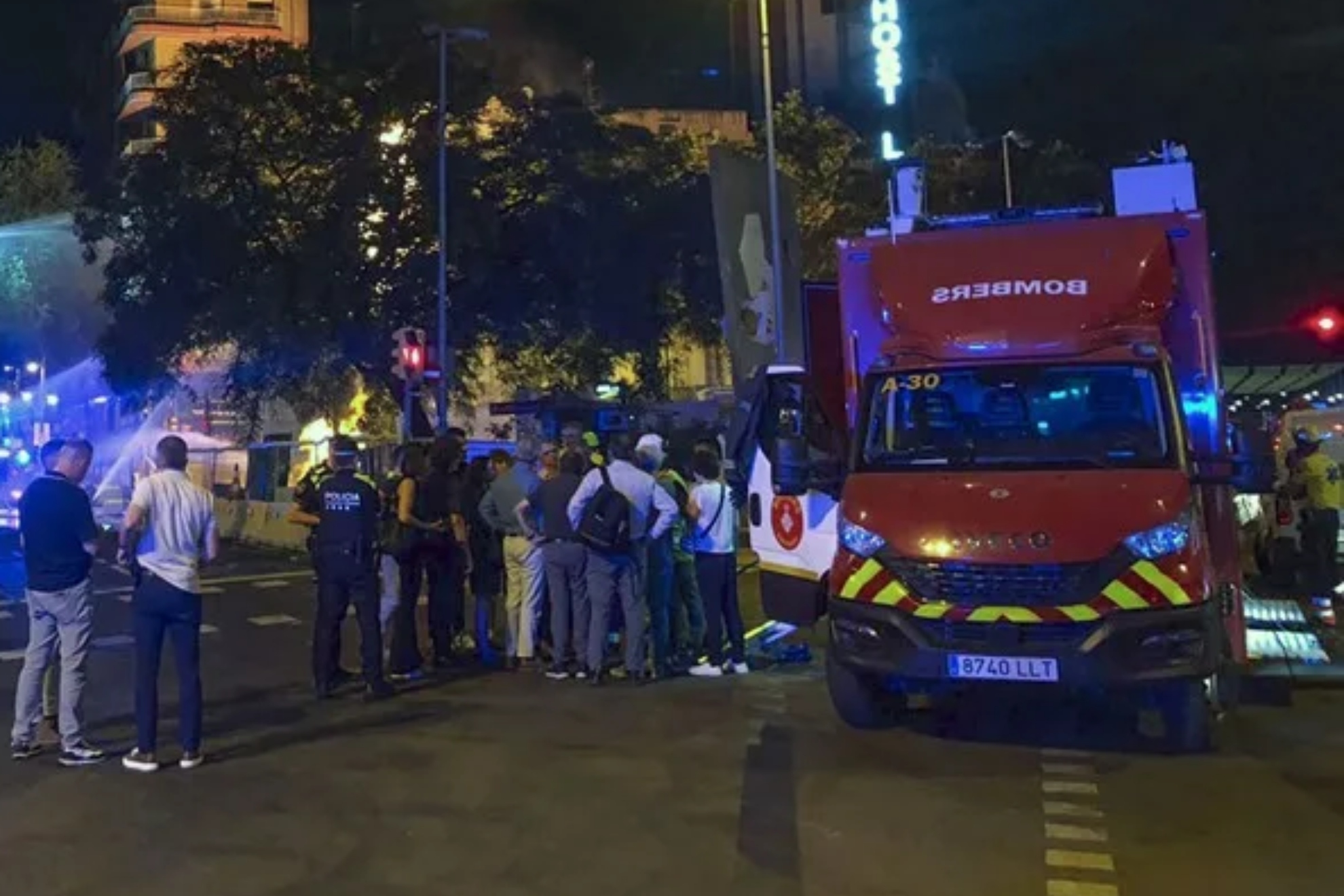 Incendio en una residencia de Barcelona deja 70 afectados y ocho hospitalizados por inhalación de humo