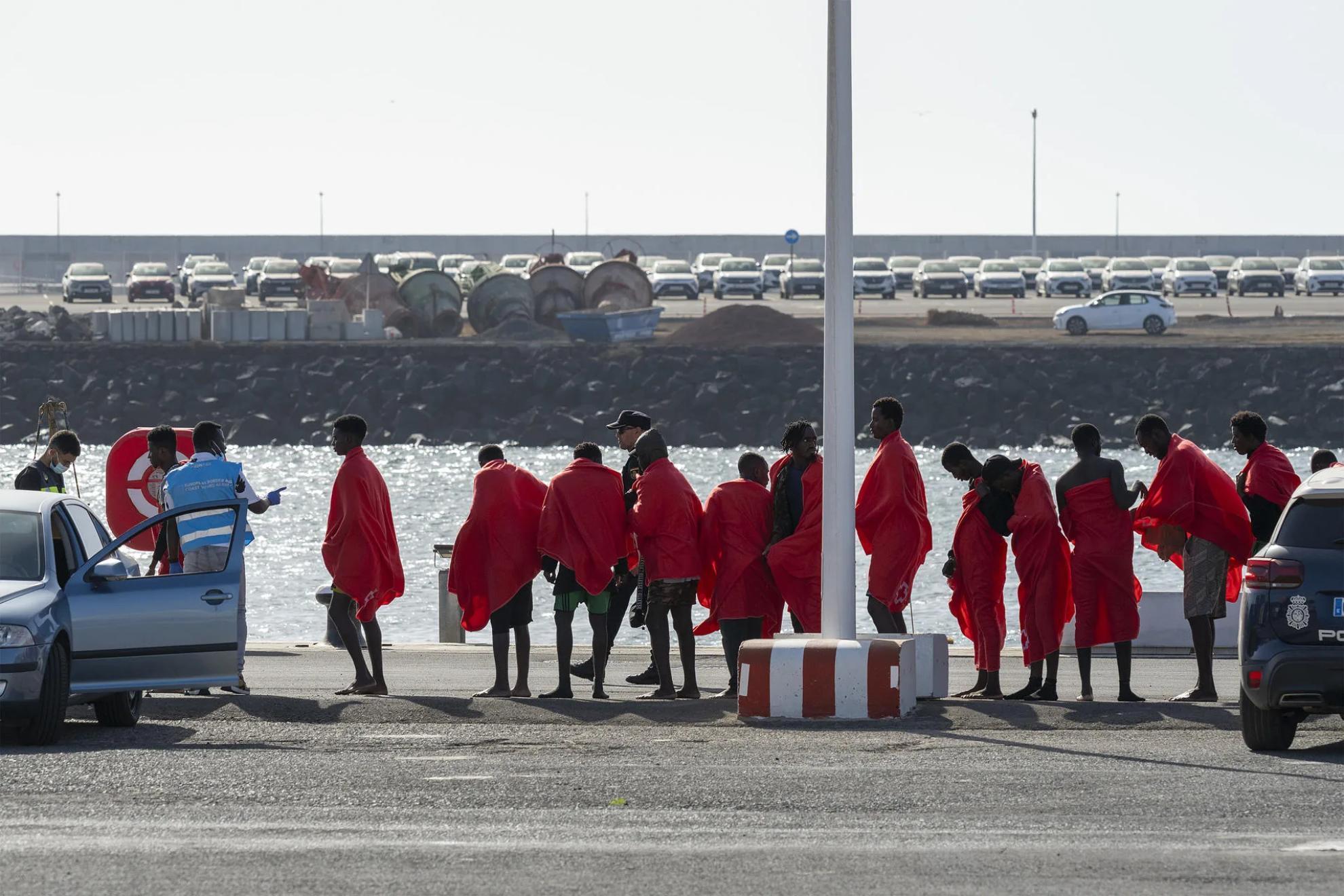 Detienen a tres supervivientes de una patera por la presunta violación de una mujer durante la travesía a Lanzarote