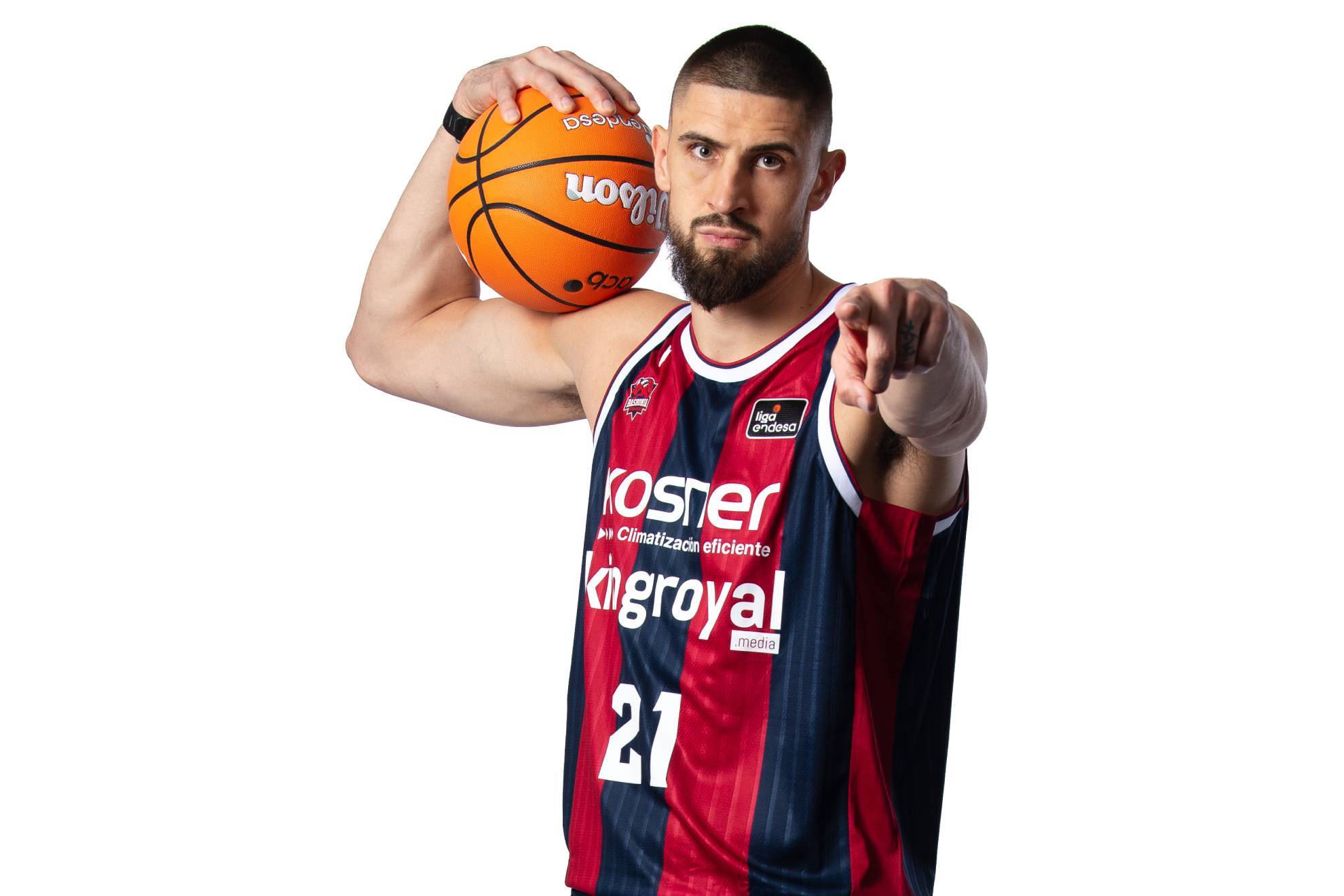 El estreno más crudo del Baskonia: sin pívots, con el entrenador ya en el alambre y ante el campeón