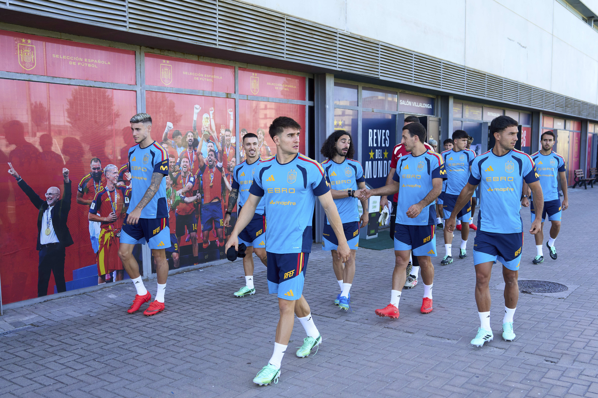 Visita sorpresa de los 'vampiros' a la concentración de la selección