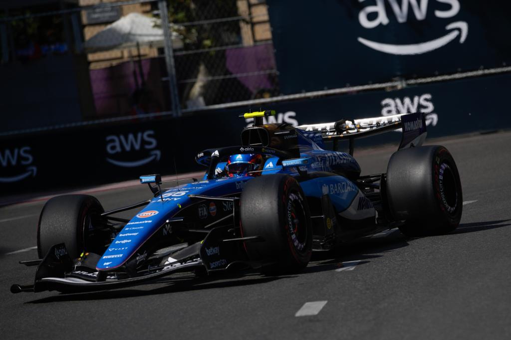 Sainz da un buen salto y Alonso no sale del fondo