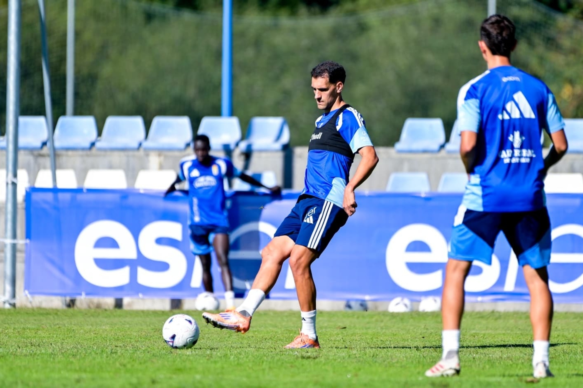 Dani Calvo, capitán del Oviedo: "En el derbi vamos a salir a matar"