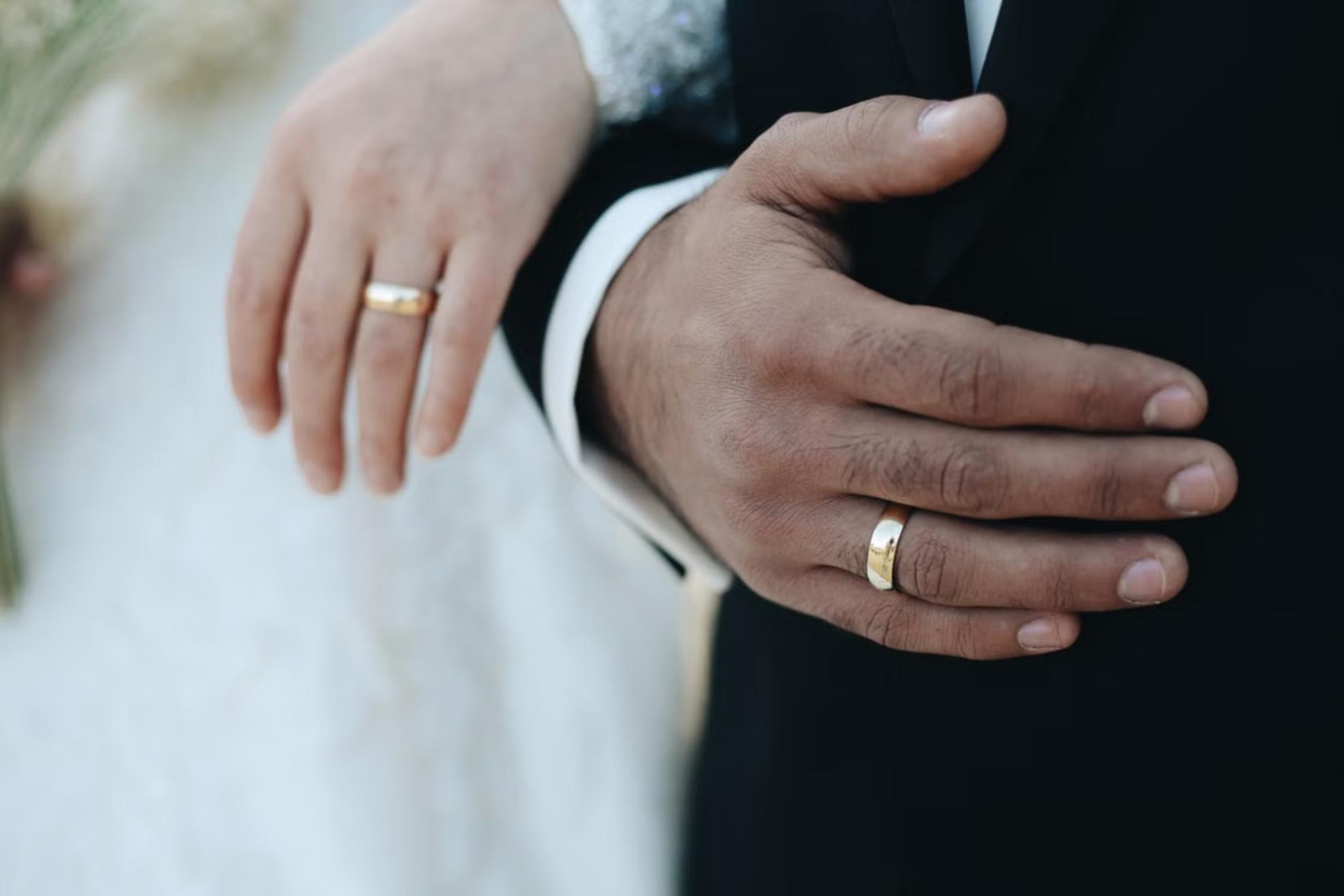 El novio de la boda viral de Ourense desmiente la infidelidad y el supuesto acuerdo de 40.000 euros: "Estamos en nuestra casa de A Coruña"