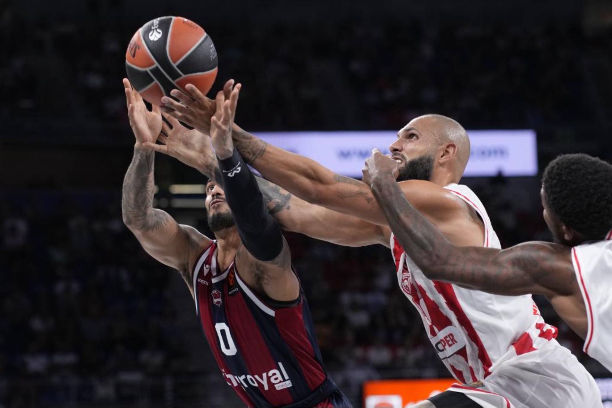 El campeón Olympiacos impone su ley en el Buesa Arena