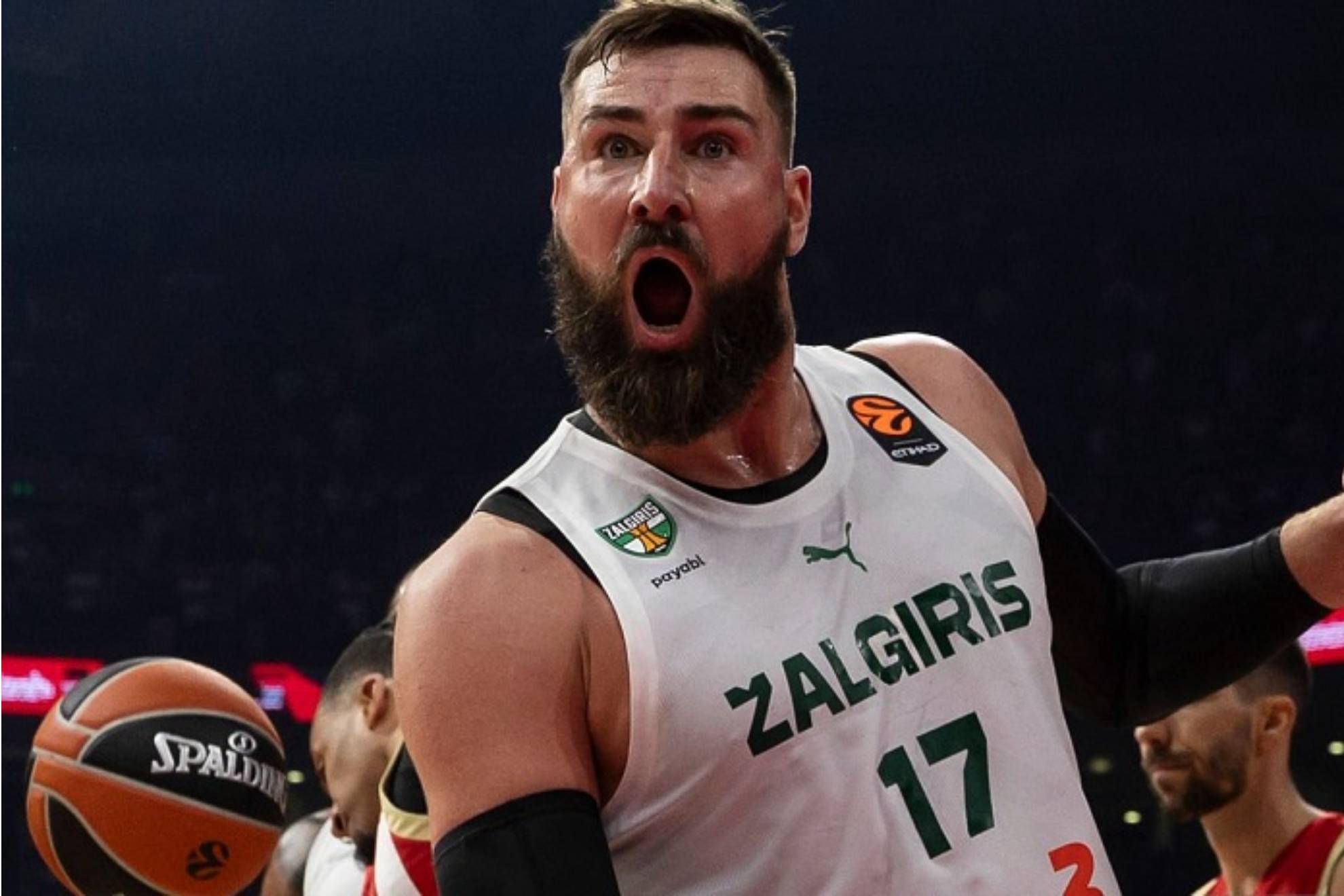Valanciunas reclama su rol de estrella de la Euroliga y Obradovic es aclamado en su regreso a Atenas