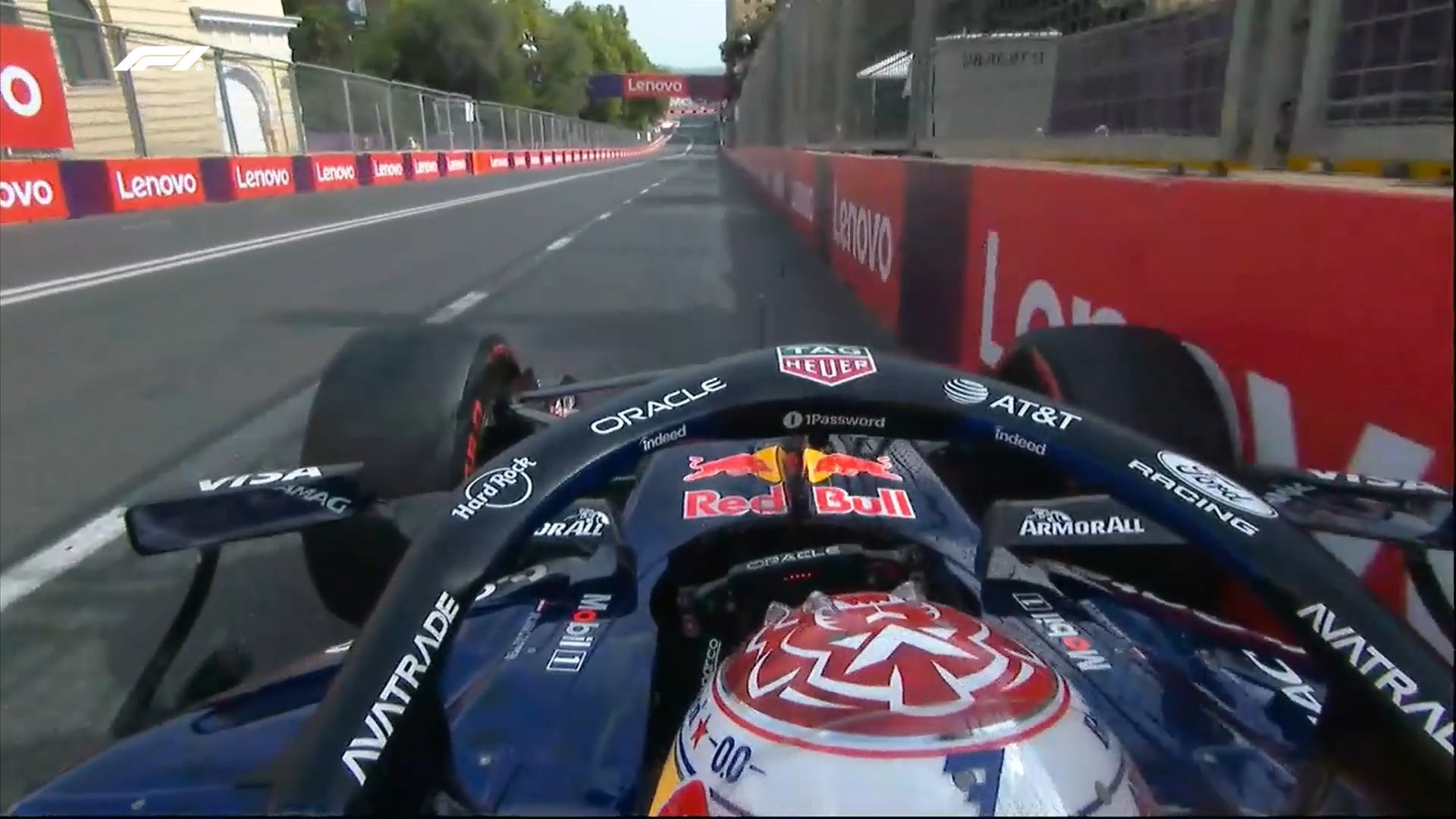 Verstappen rompe al impoluto Russell y Sainz se asoma al top-10