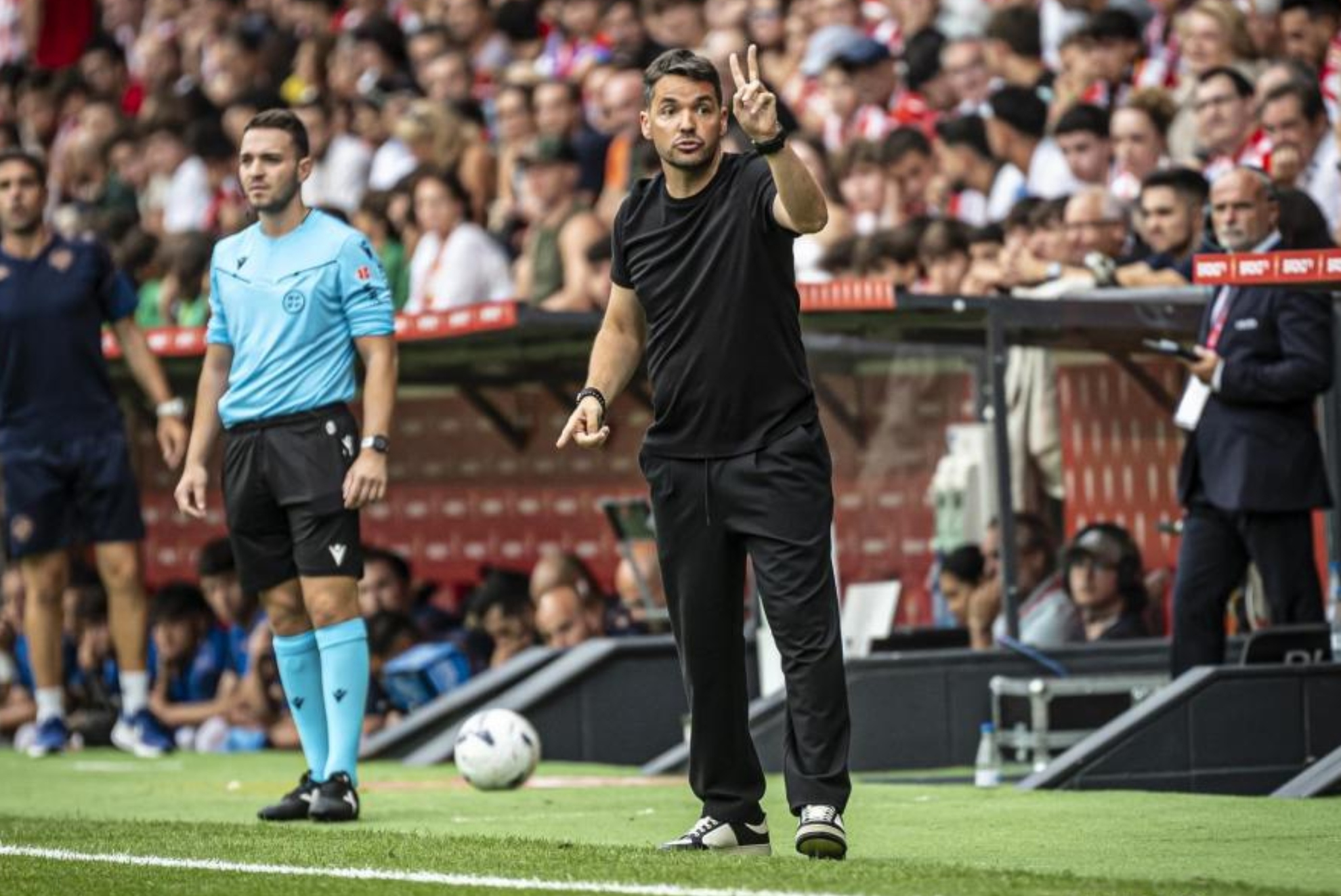 Larcamón elogia al derbi asturiano: “Es de los más pasionales de España”
