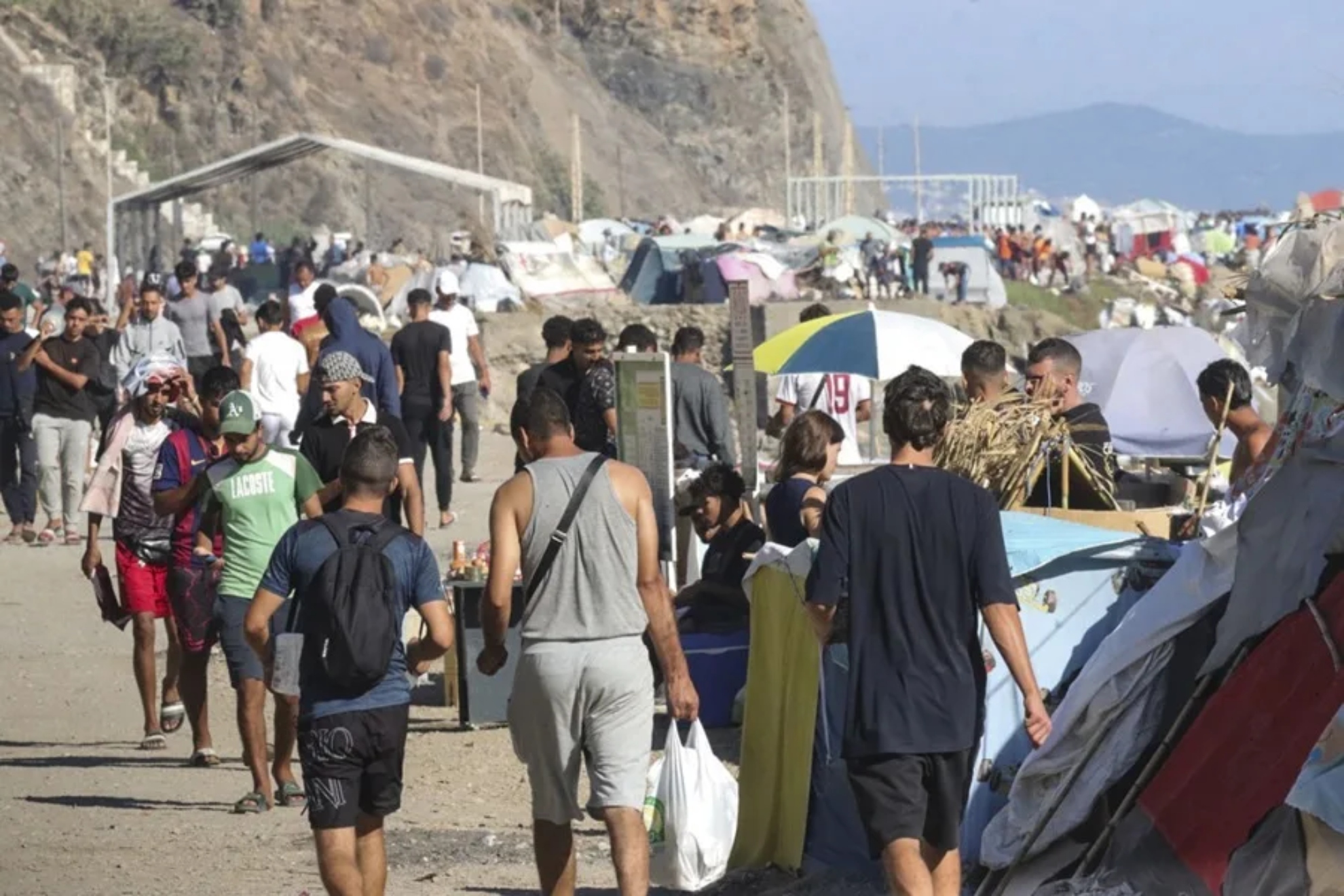 Hallan muerto en Ceuta a un joven migrante cerca de un asentamiento ilegal cerca de la playa del Trampolín