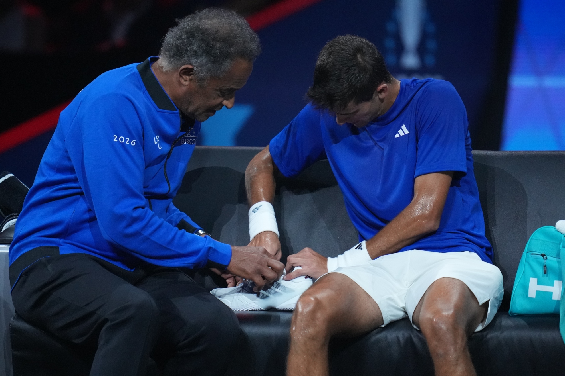Rafa Jódar, todo por Europa: rompe los cordones de su zapatilla en su victoria ante Bublik