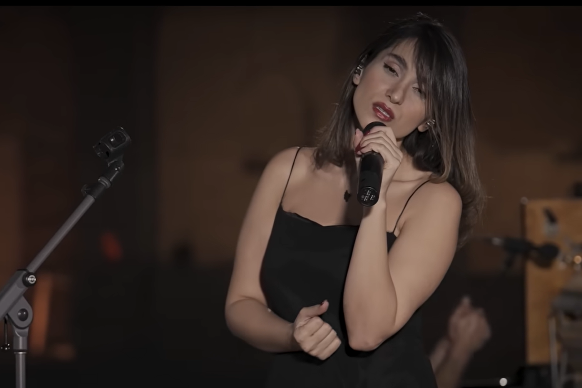 La cantante Parastoo Ahmadi es condenada por Irán a 74 latigazos por cantar sin velo en un concierto virtual