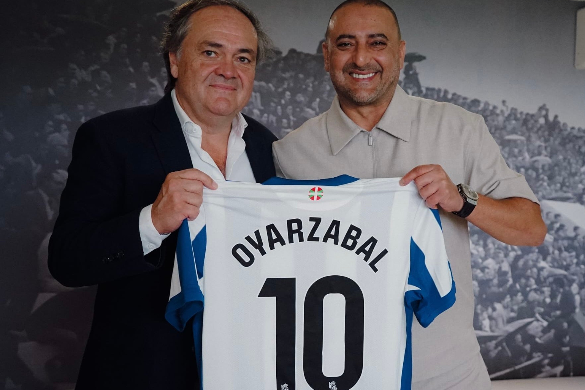 Aperribay viaja con el Sanse a Ceuta y regala una camiseta de Oyarzabal al club local
