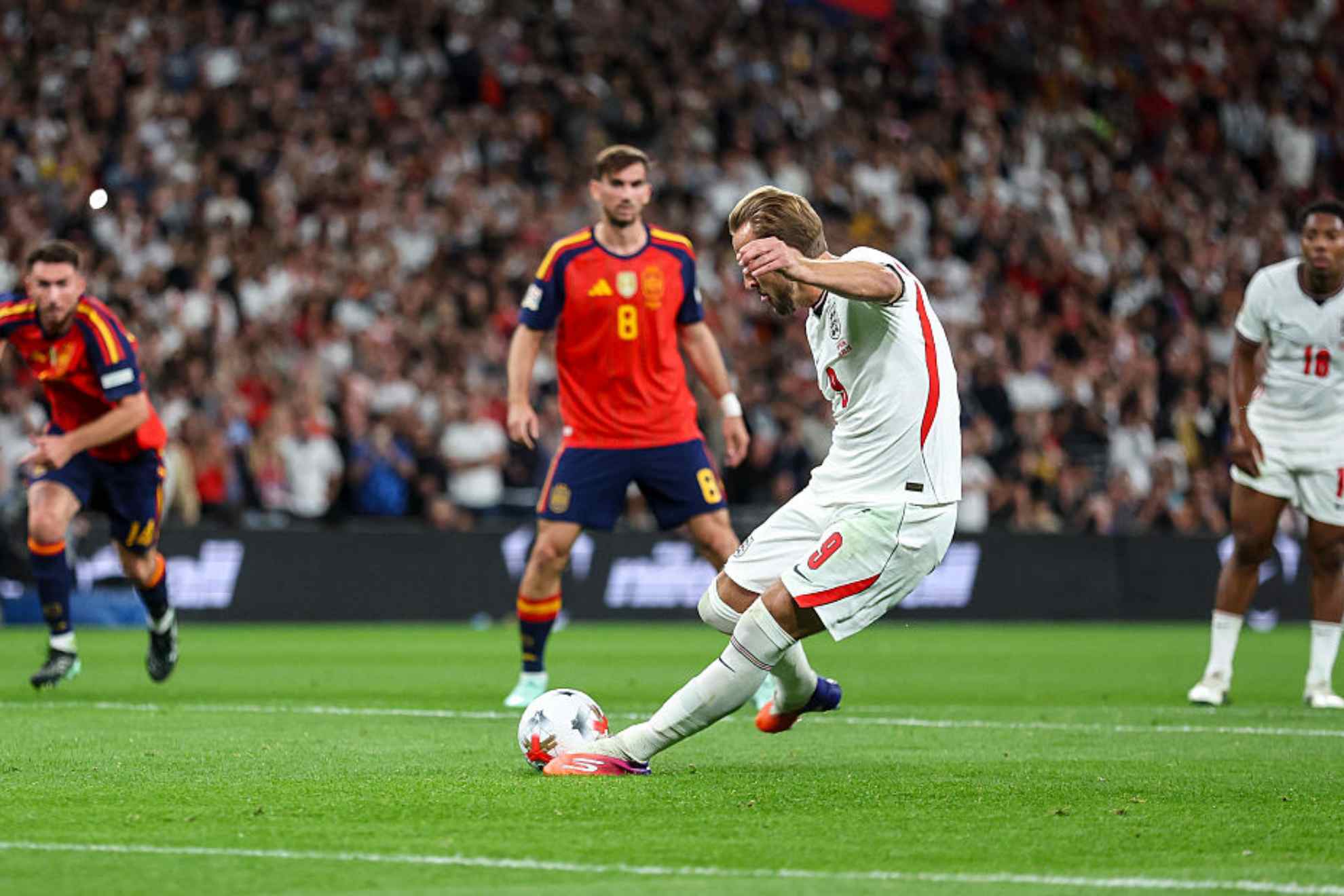 Doble toque de Kane en el penalti... y libre indirecto para España