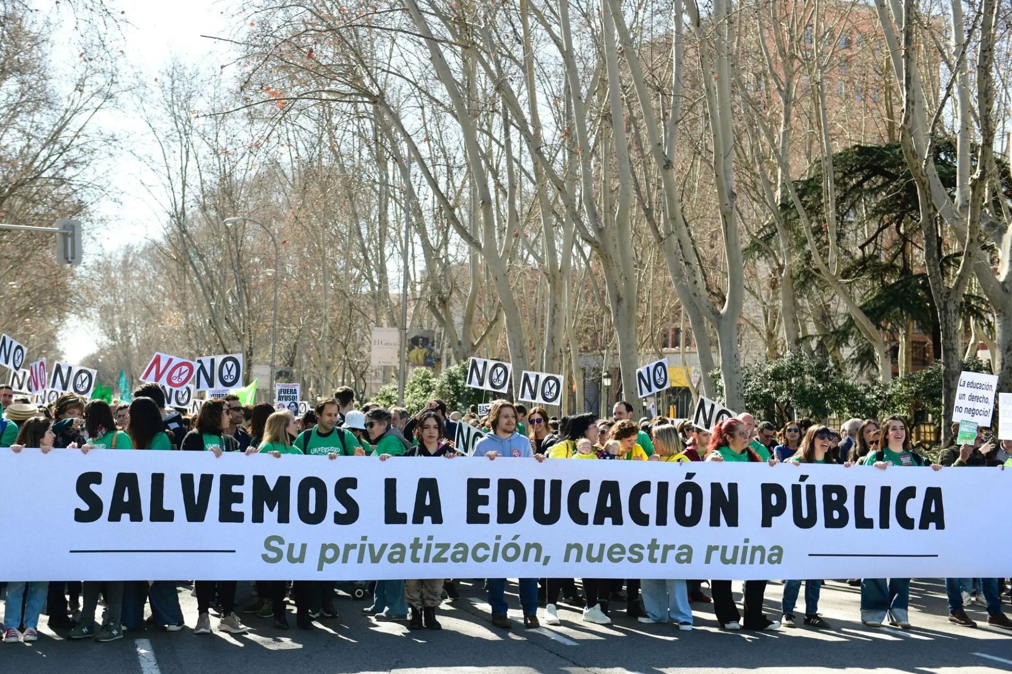 Miles de personas se concentran en Madrid en defensa de la educación pública y como antesala de la huelga de octubre