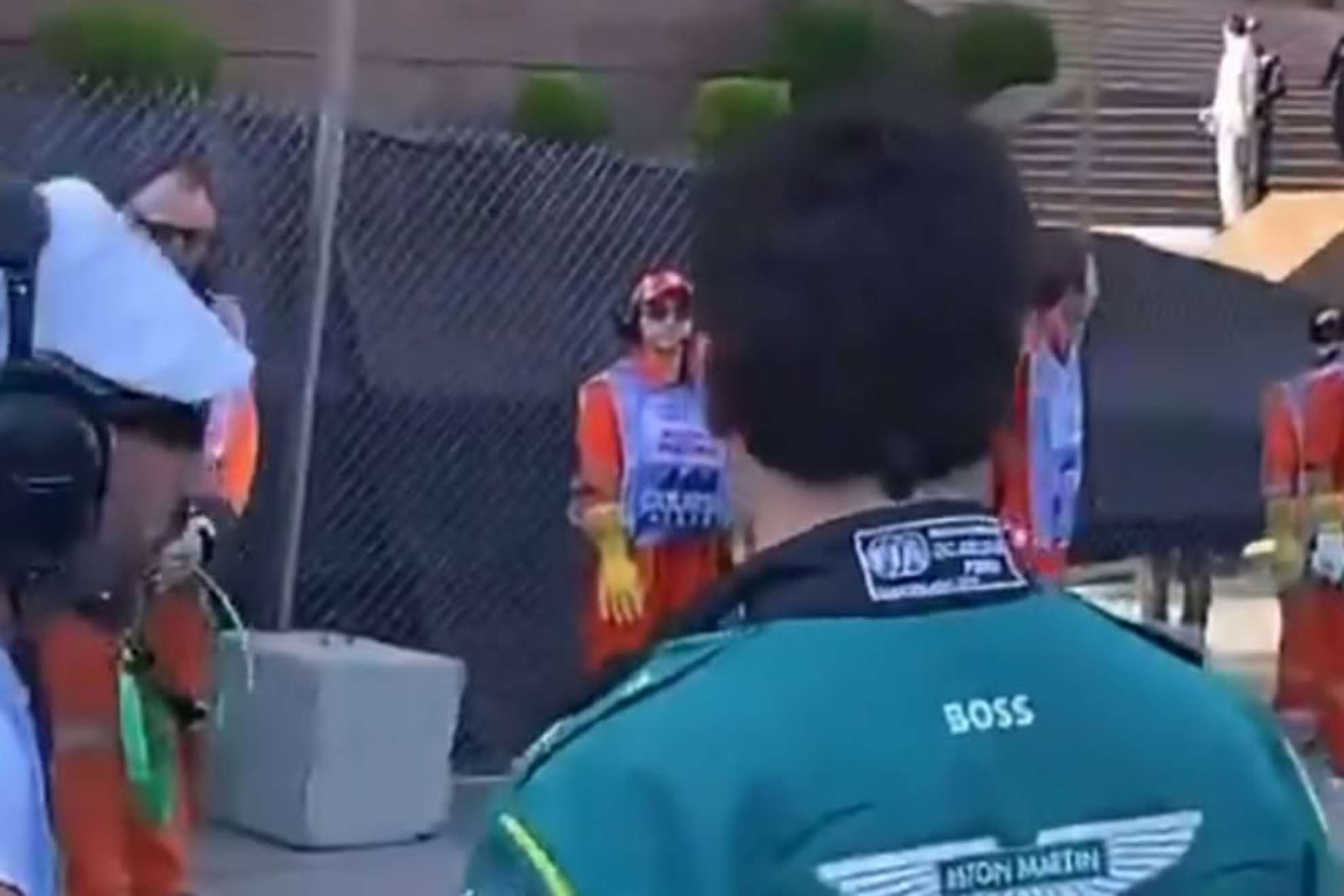 "No voy a quedarme aquí, me largo, dame la radio"