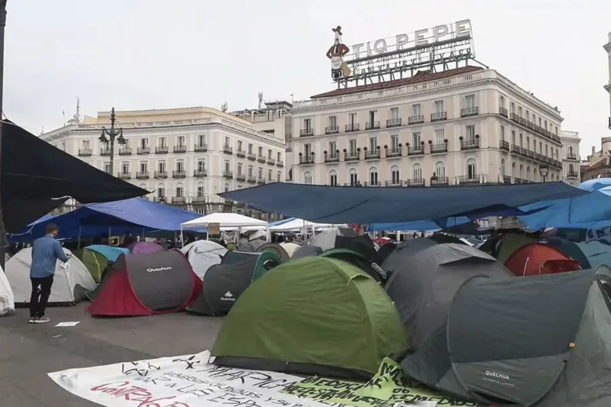 Iván, inquilino en Madrid, relata cómo abandonó su piso de 18 metros cuadrados desde la concentración de Sol: “Mi casero me subió de 450 a 850 euros”