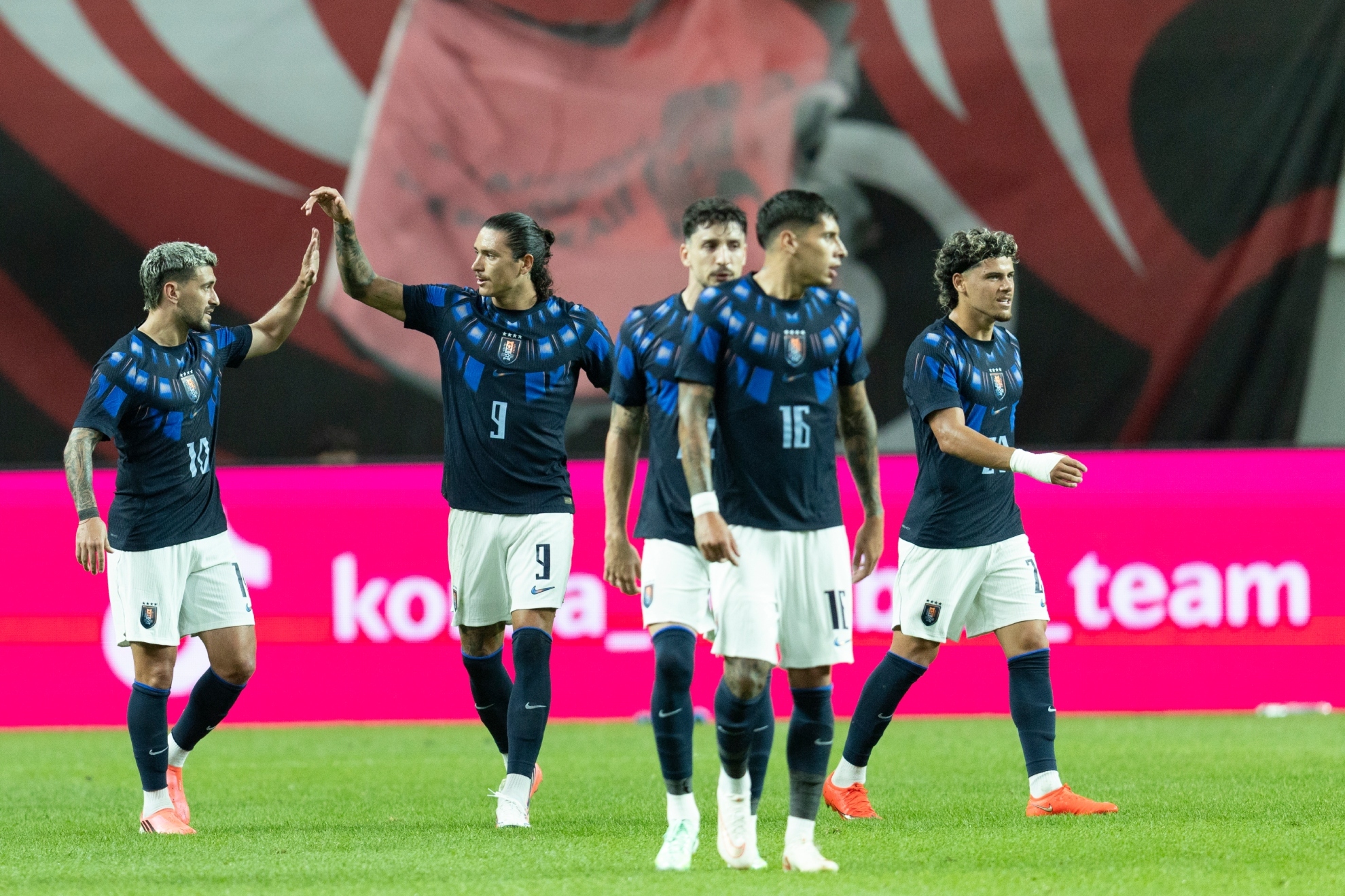 La Uruguay de Forlán desborda a Robert Moreno y Kang in Lee