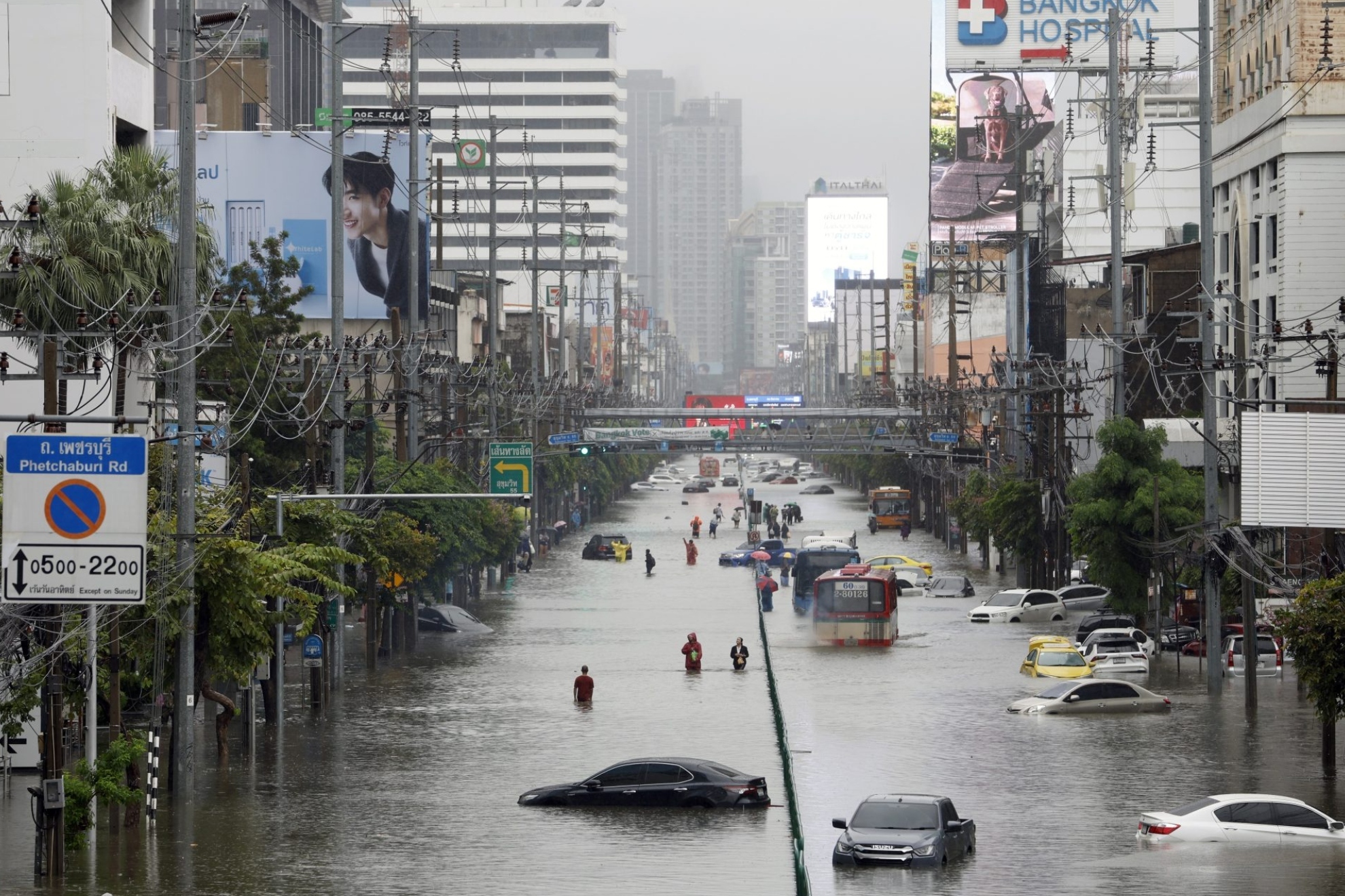 Condenado a prisión un joven por usar una moto de agua en las calles inundadas de Bangkok