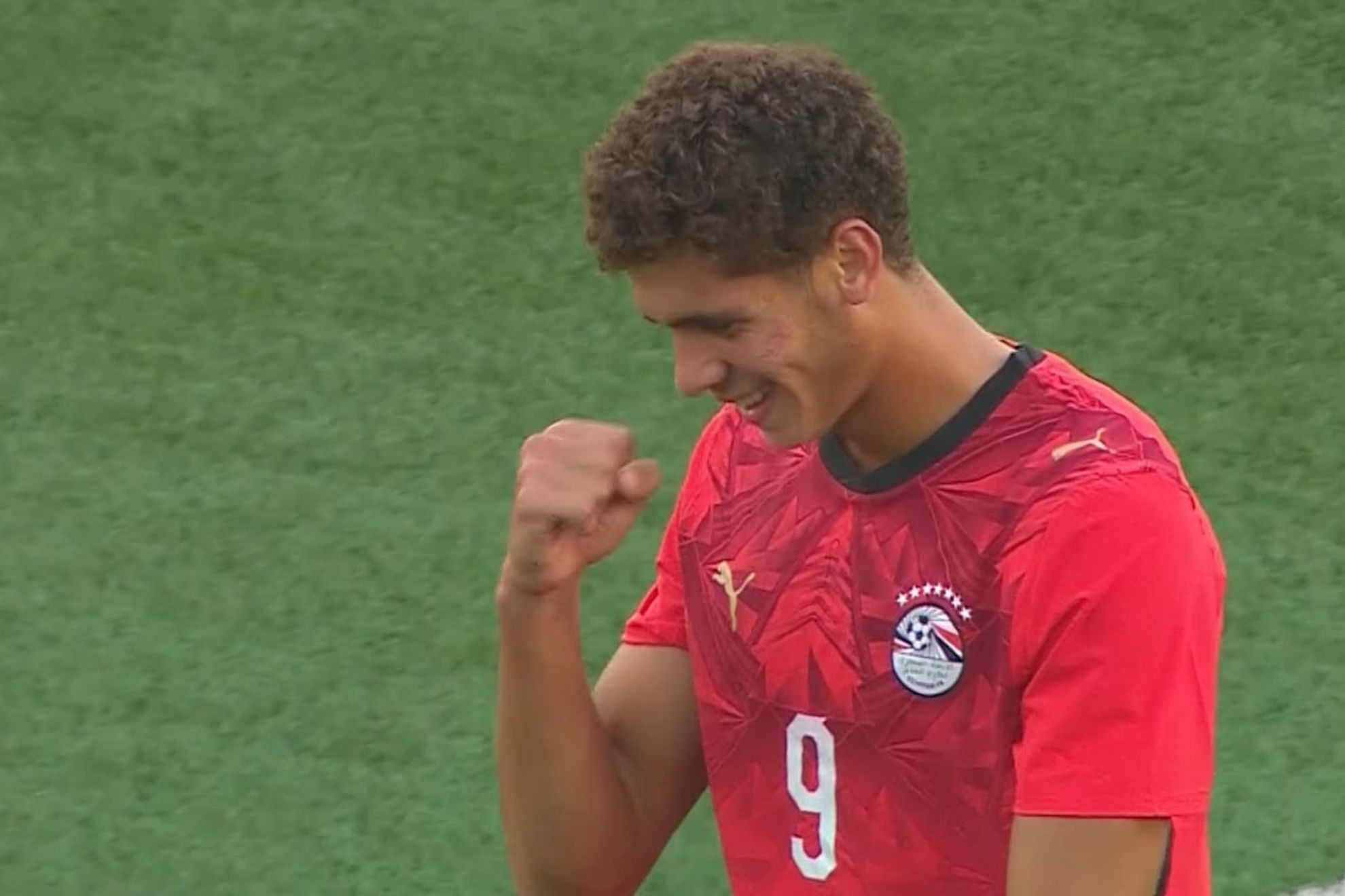 Hamza Abdelkarim levanta la mano con Egipto