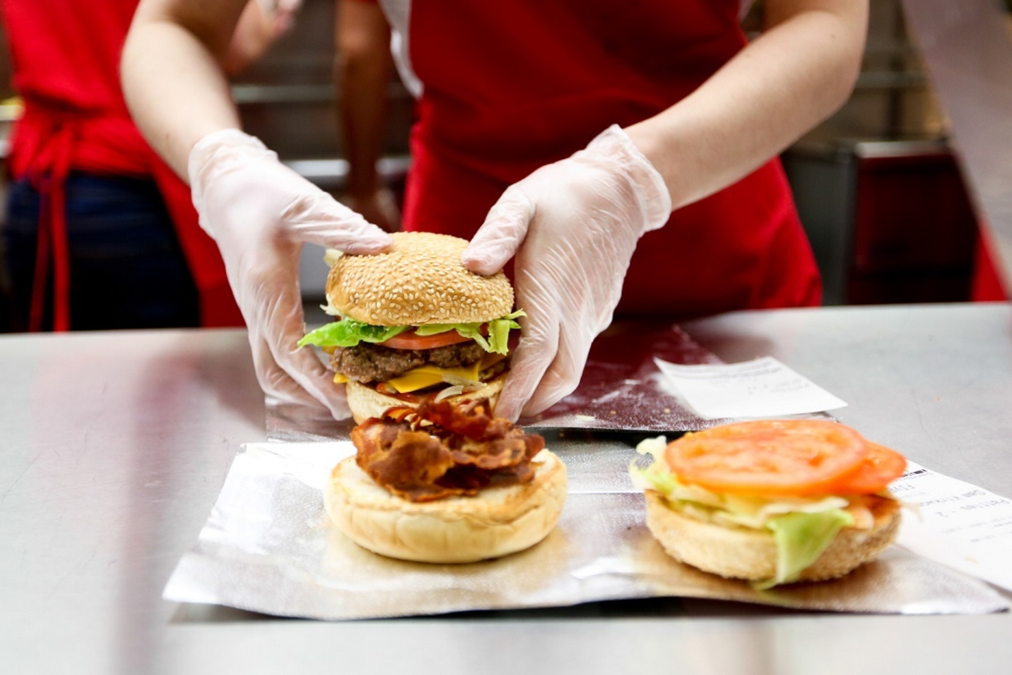 Famosa cadena de comidas rápidas y su decisión: sube el precio de la carne de res, gana el pollo
