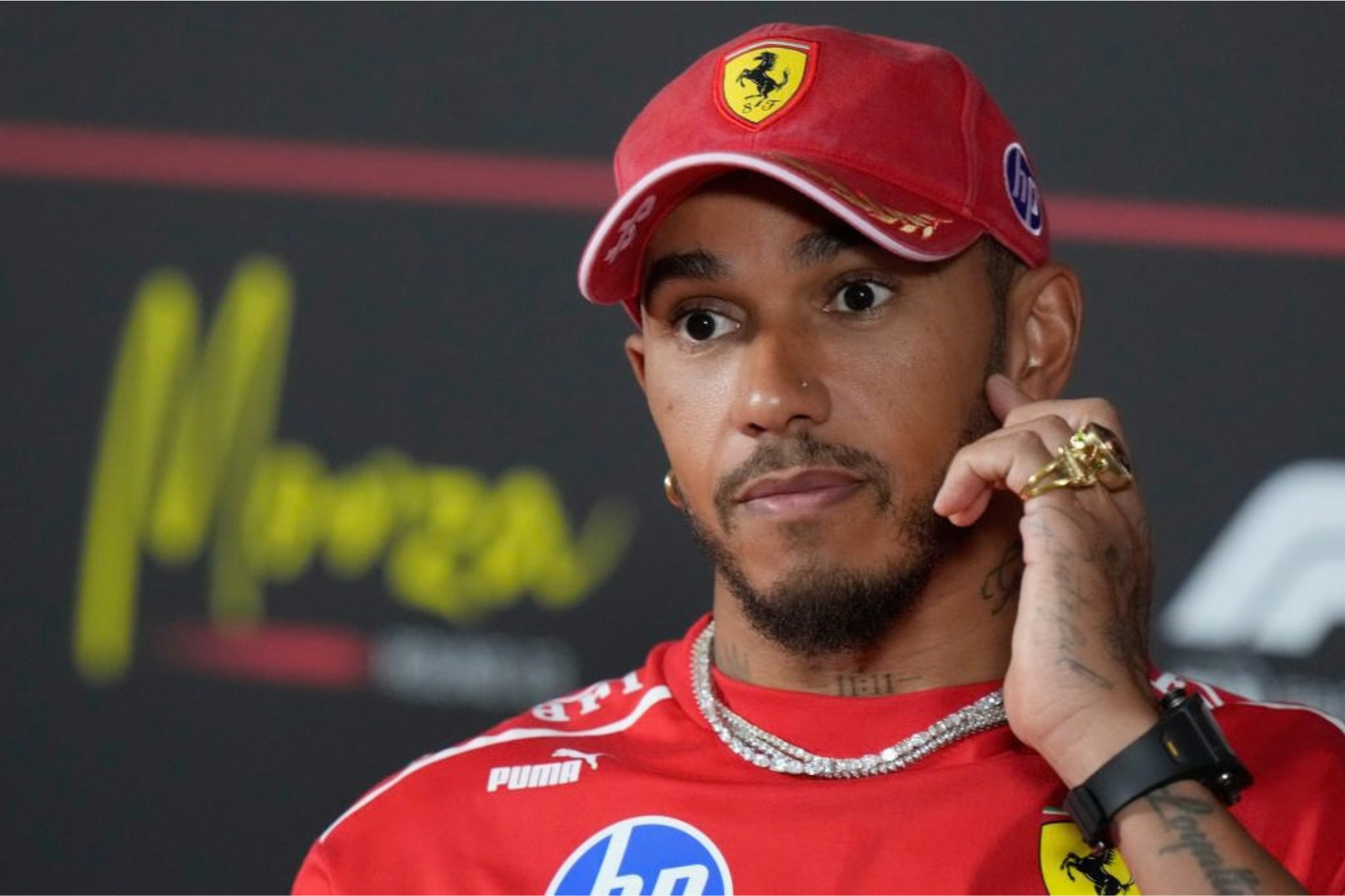 Hamilton sale en defensa de Vasseur