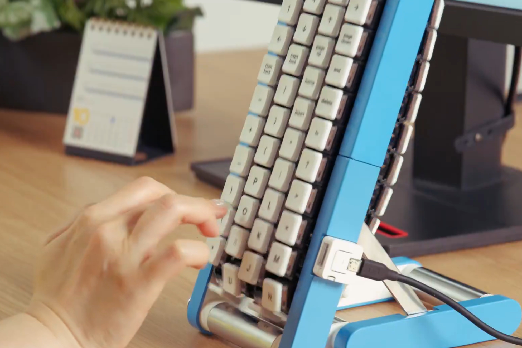 El nuevo experimento de Google es un teclado que se mueve y tiene las teclas en una cinta transportadora