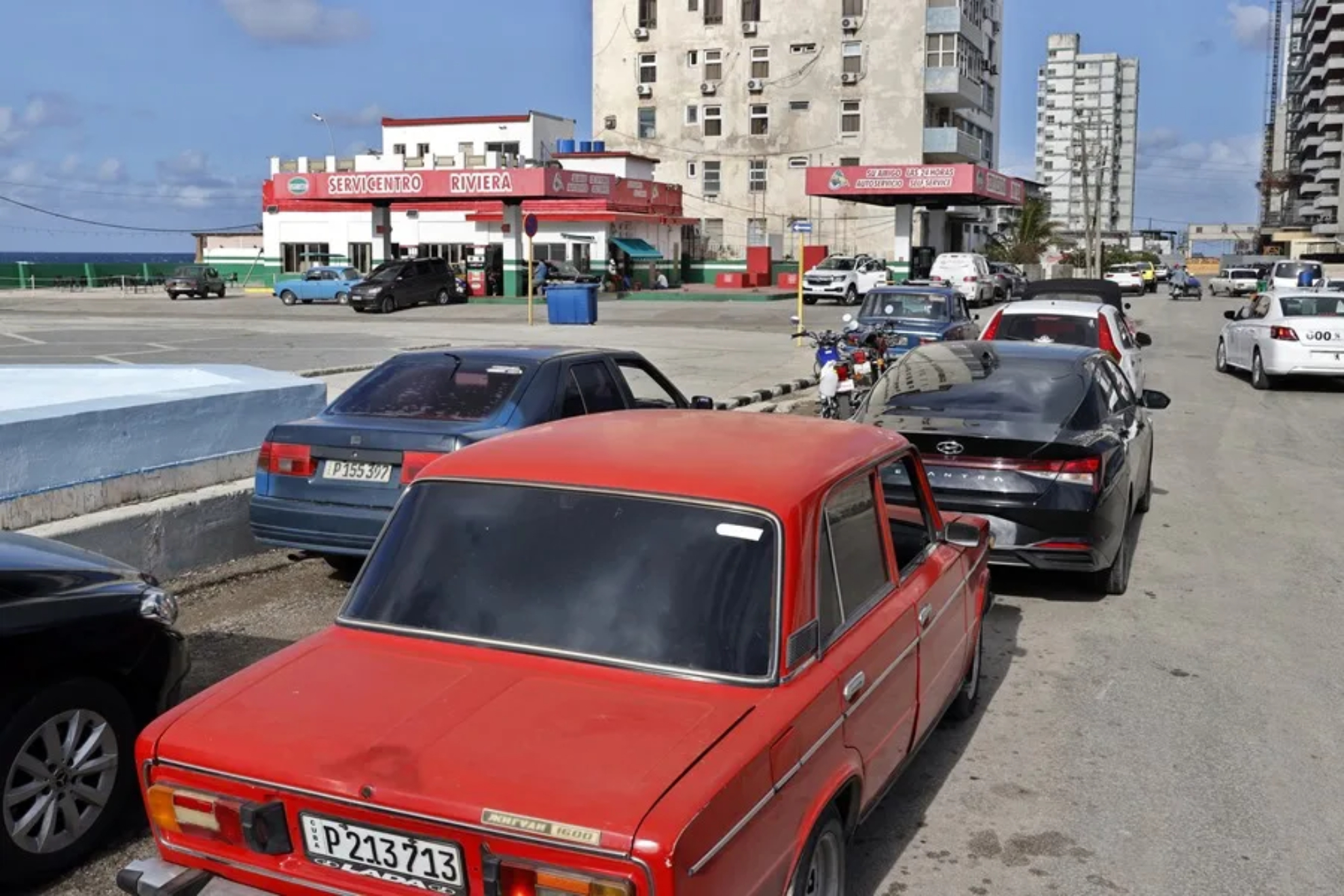 Un mecánico en Cuba se quedó sin gasolina por la escasez de su país: puso su coche en marcha usando una técnica olvidada durante más de 80 años que todavía funciona
