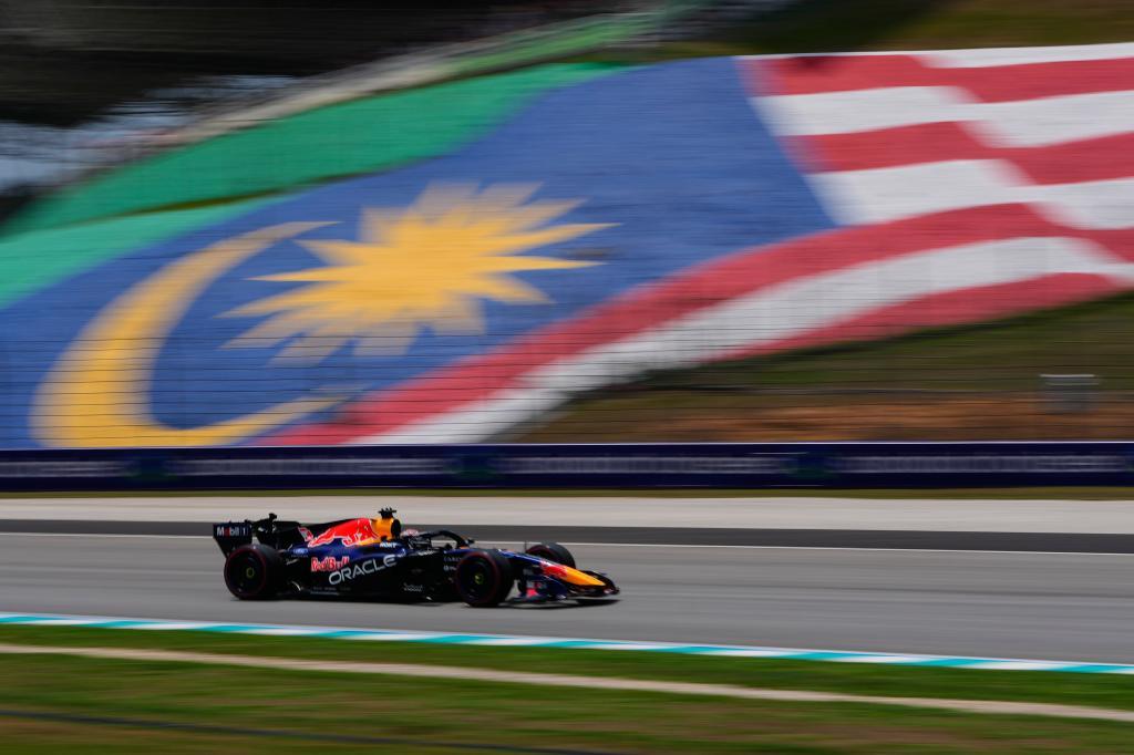 Verstappen vuela en Sepang y quiere 'su' victoria de este año