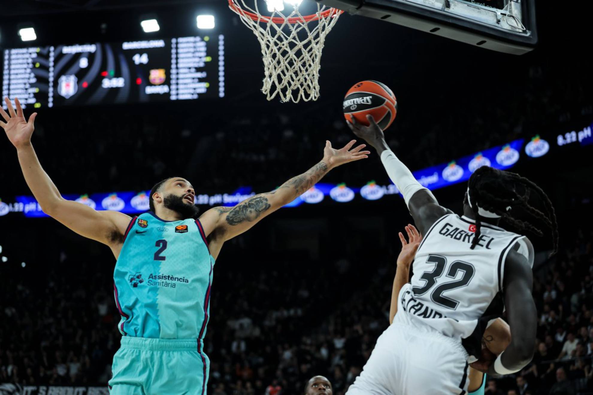 Un sólido Barça muestra su poderío ante un Besiktas caótico