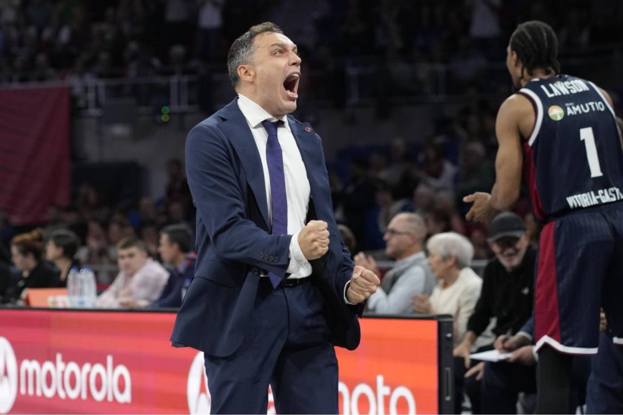 Baskonia reina en la locura del Buesa y se lleva el primer triunfo en Euroliga