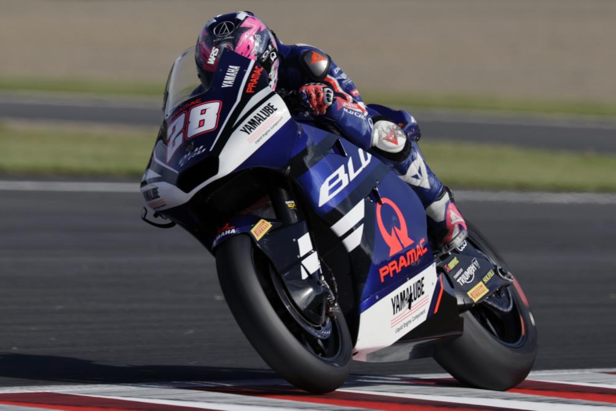 Izan Guevara, pole en Moto2 para seguir presionando a Manu González