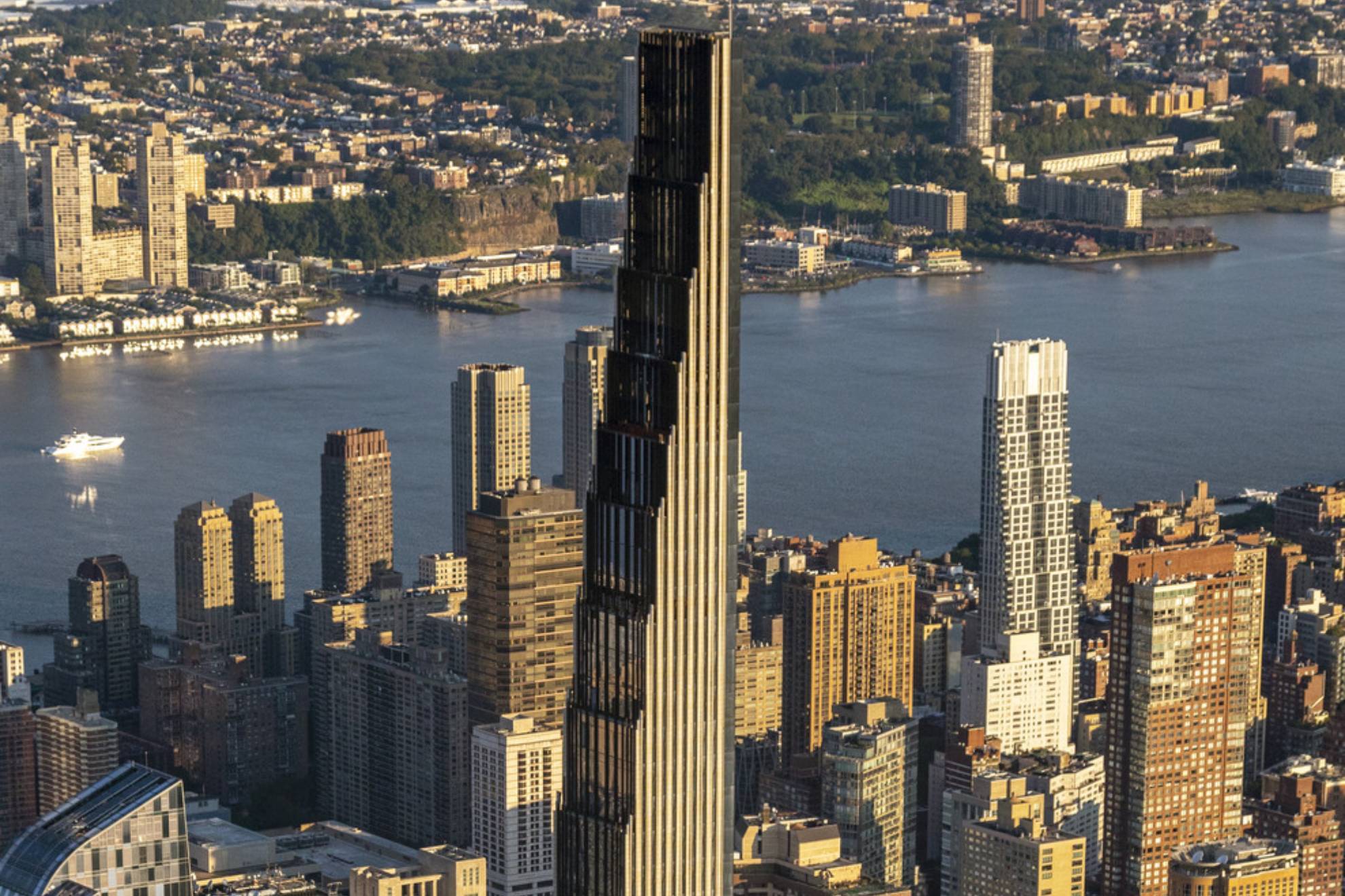 El rascacielos más delgado del mundo está en Nueva York, mide 435 metros y solo 18 de ancho: 84 pisos y su ático se vendió por 58 millones de dólares